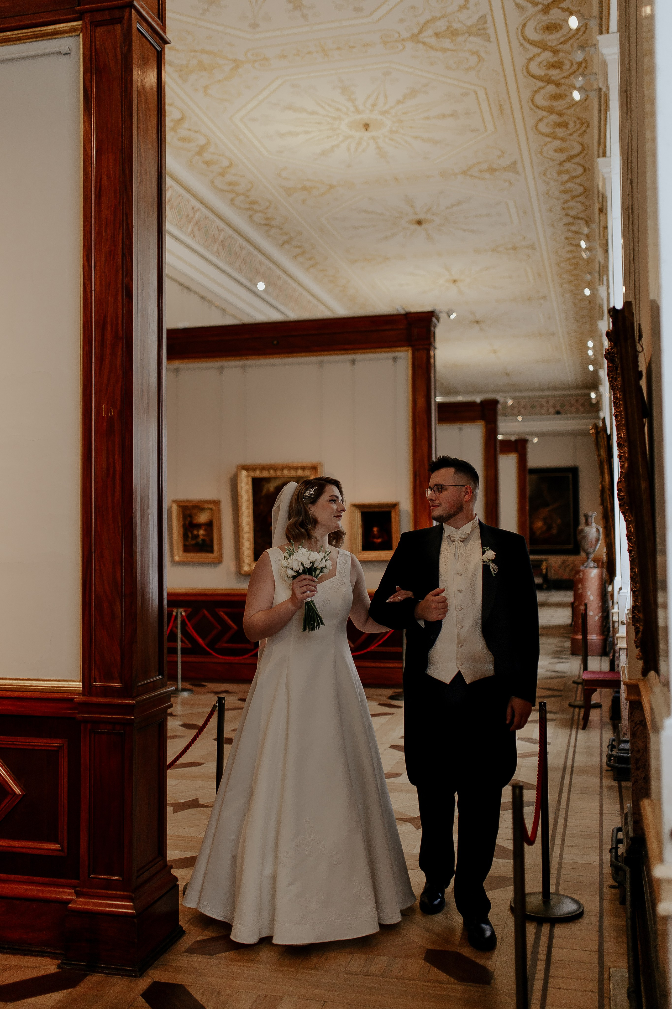 Свадебные фотографии из Эрмитажа. Фотограф в Санкт-Петербурге Лиза Семченкова