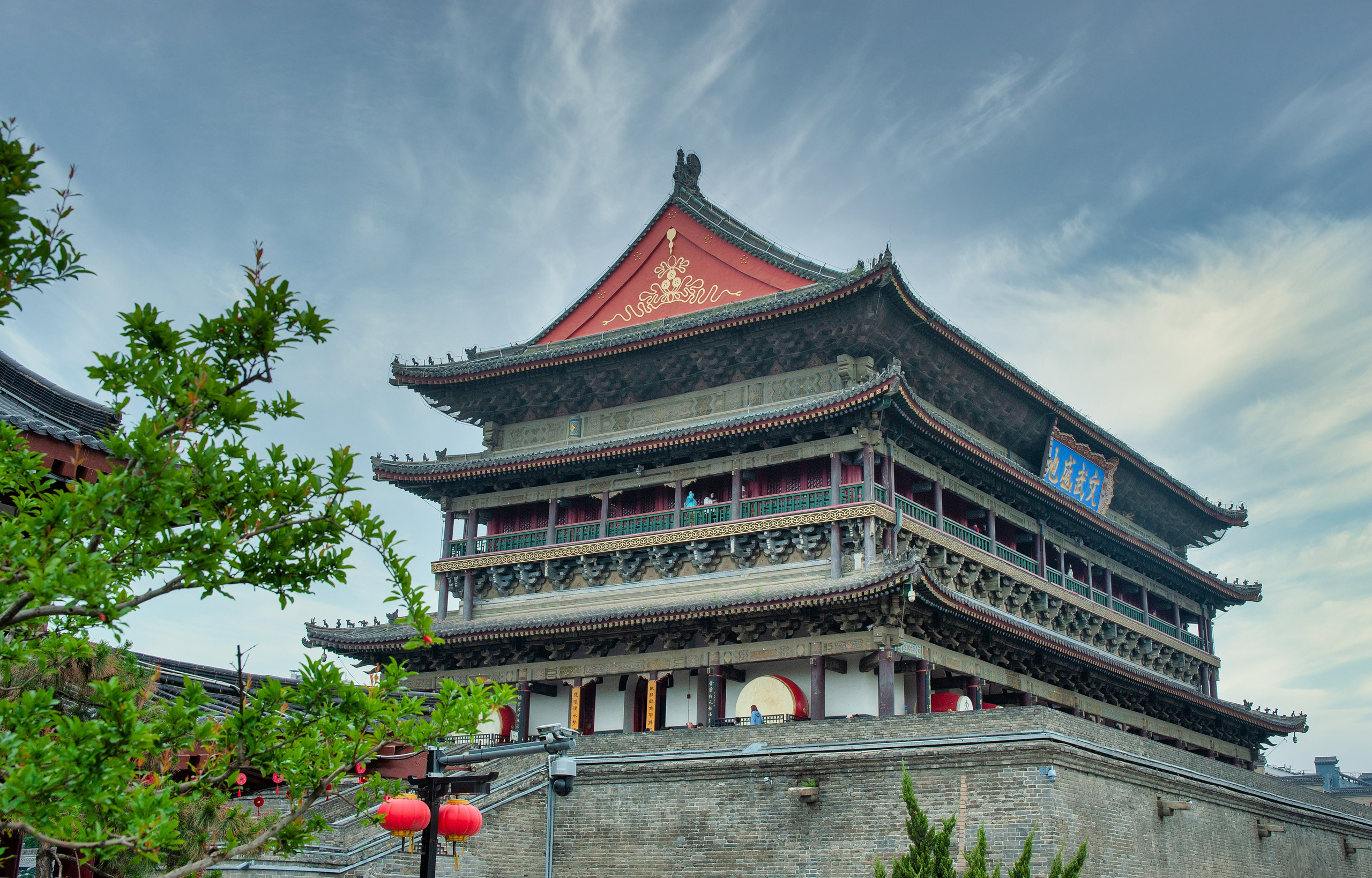 Сиань. Рекомендую всем! На него нужно закладывать минимум неделю, а лучше дней десять. Кстати, "Терракотовая армия" находится в нем. На фотографии одна из достопримечательностей этого города " Замок барабанов" 