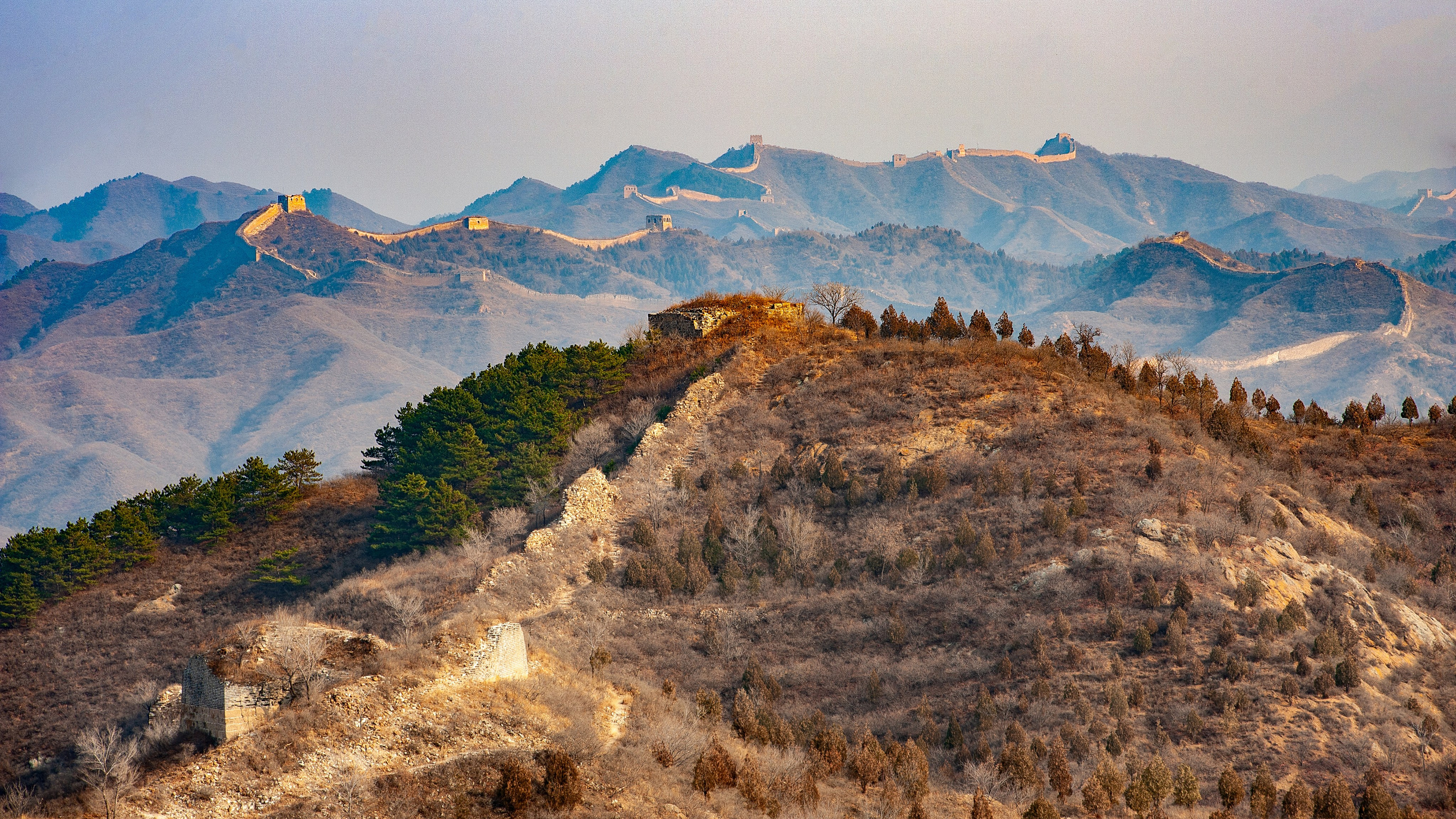 Великая китайская стена. На этой фотографии видно как она тянется до горизонта. Вот почему она имеет такое название.