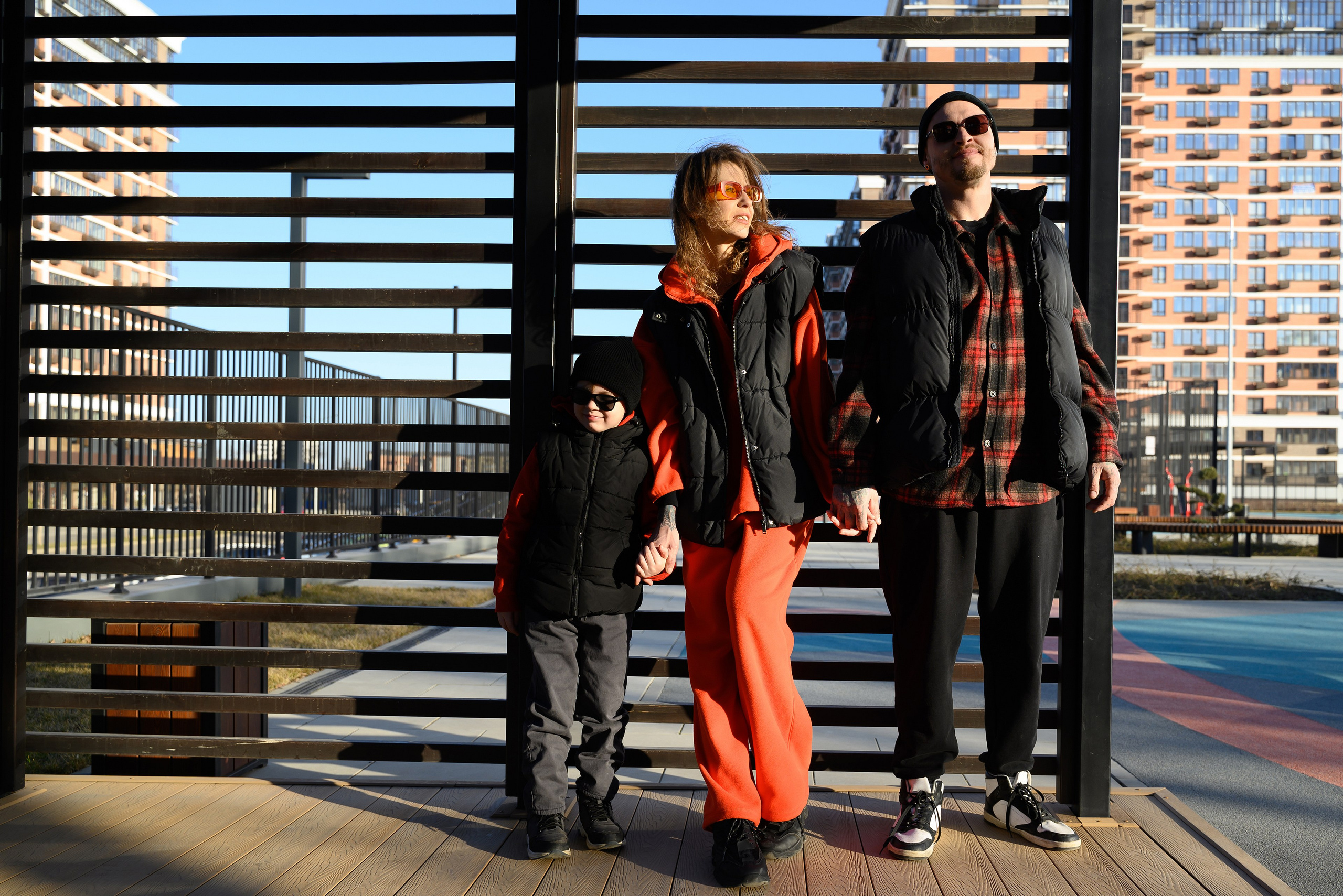 Папа, мама и сын - дружная семья на фото.