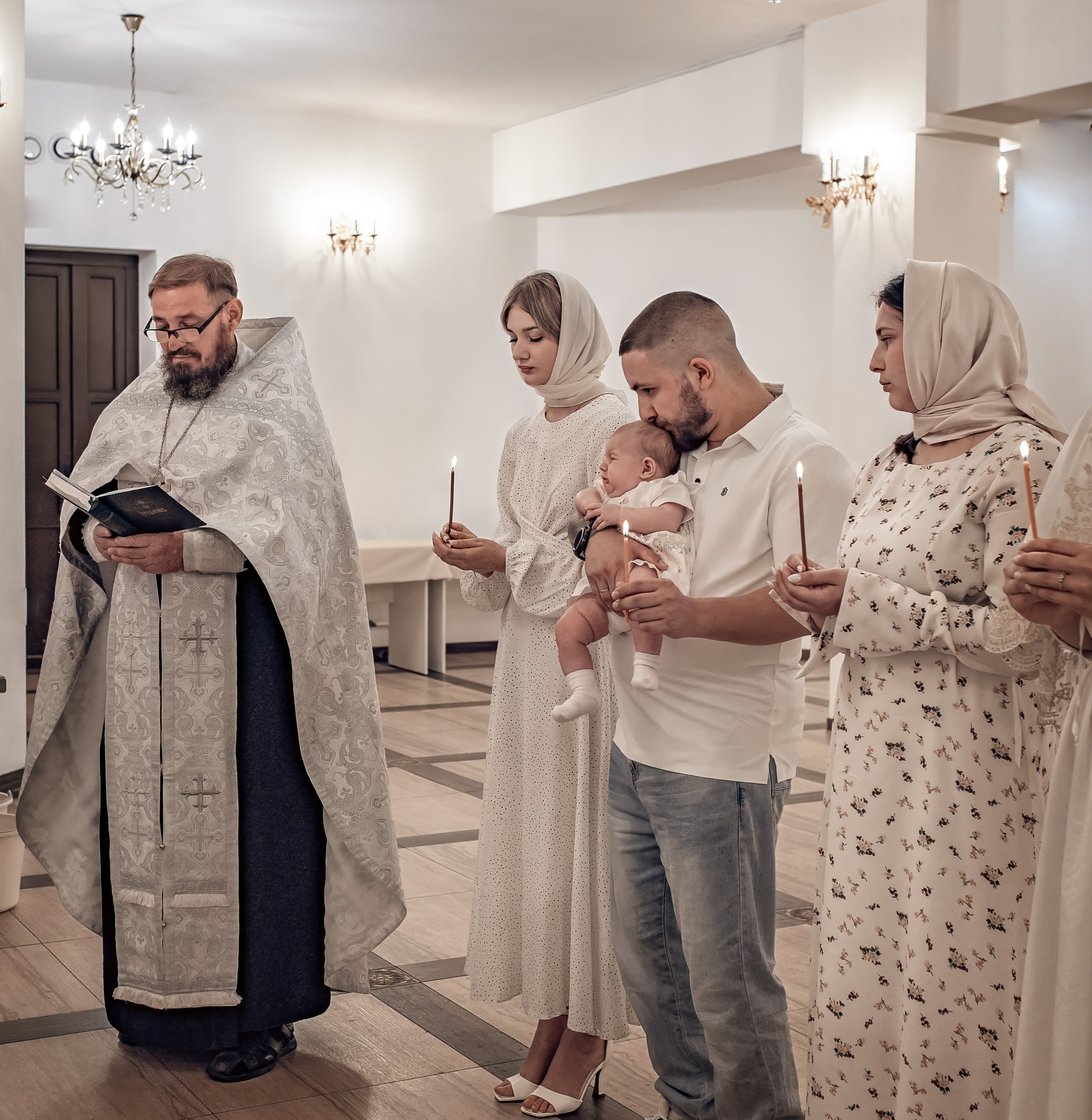 Крещение Василисы в храме исповедников и новомучеников Российских. Фотографы крещения/венчания  Красноярск Татьяна и Вячеслав Переваловы