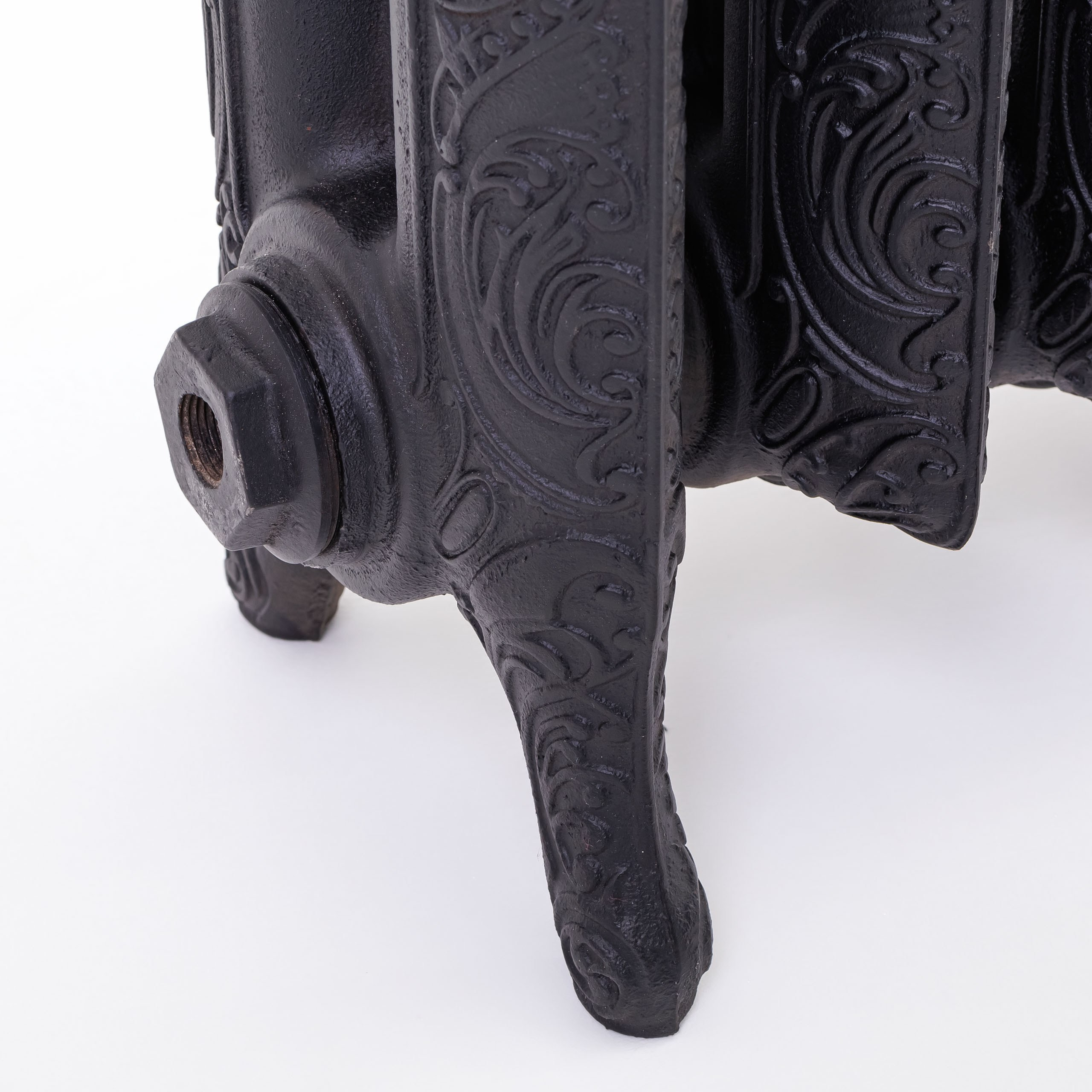 Предметные фотографии дизайнерских радиаторов отопления в стиле ретро