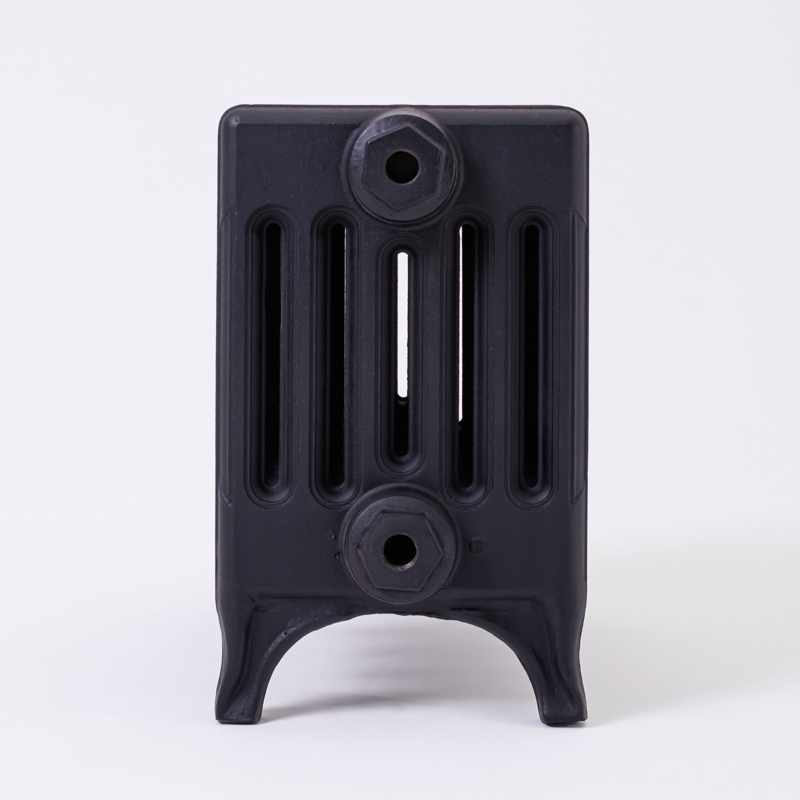 Предметные фотографии дизайнерских радиаторов отопления в стиле ретро