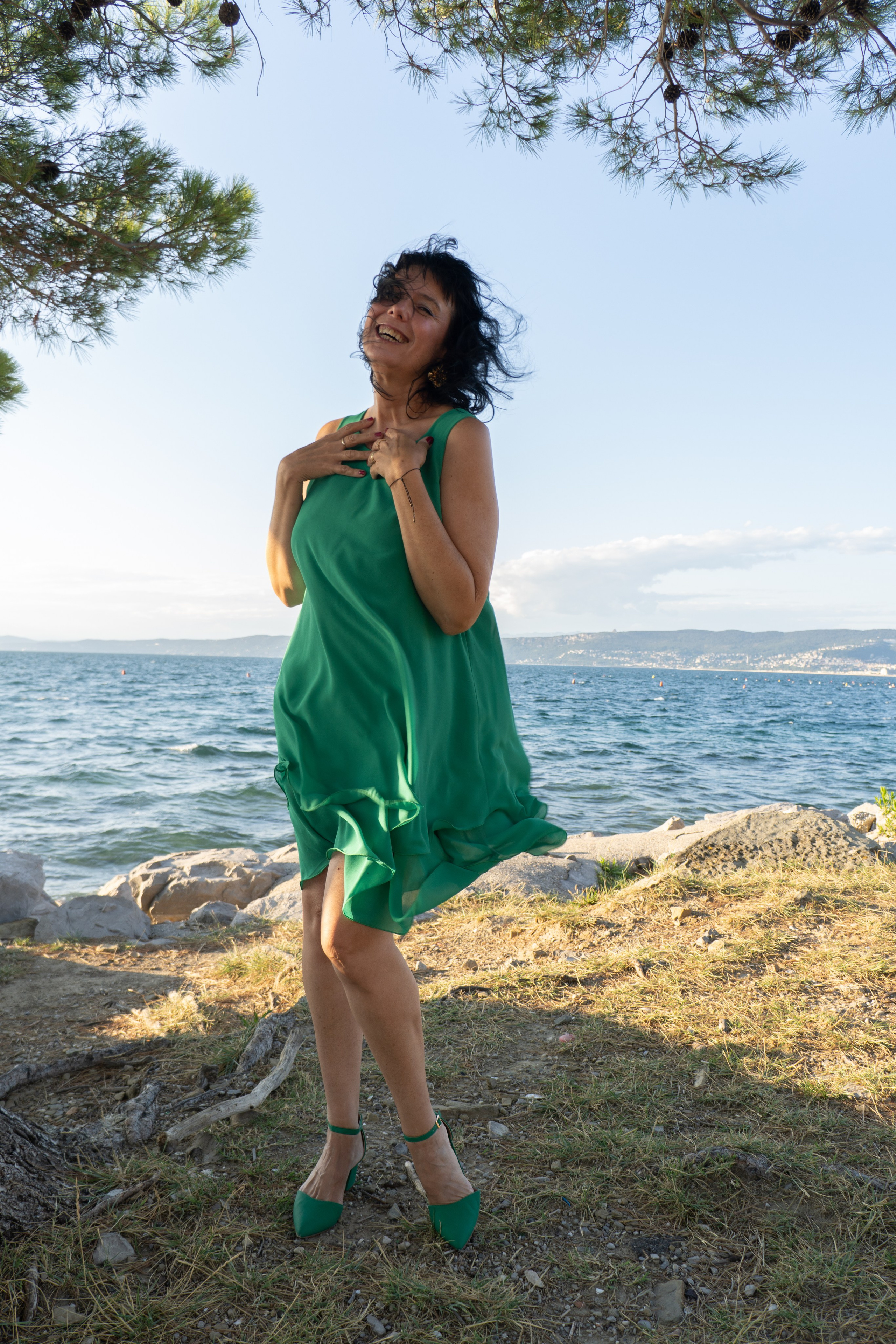Fotorittratto di una donna al mare in estate