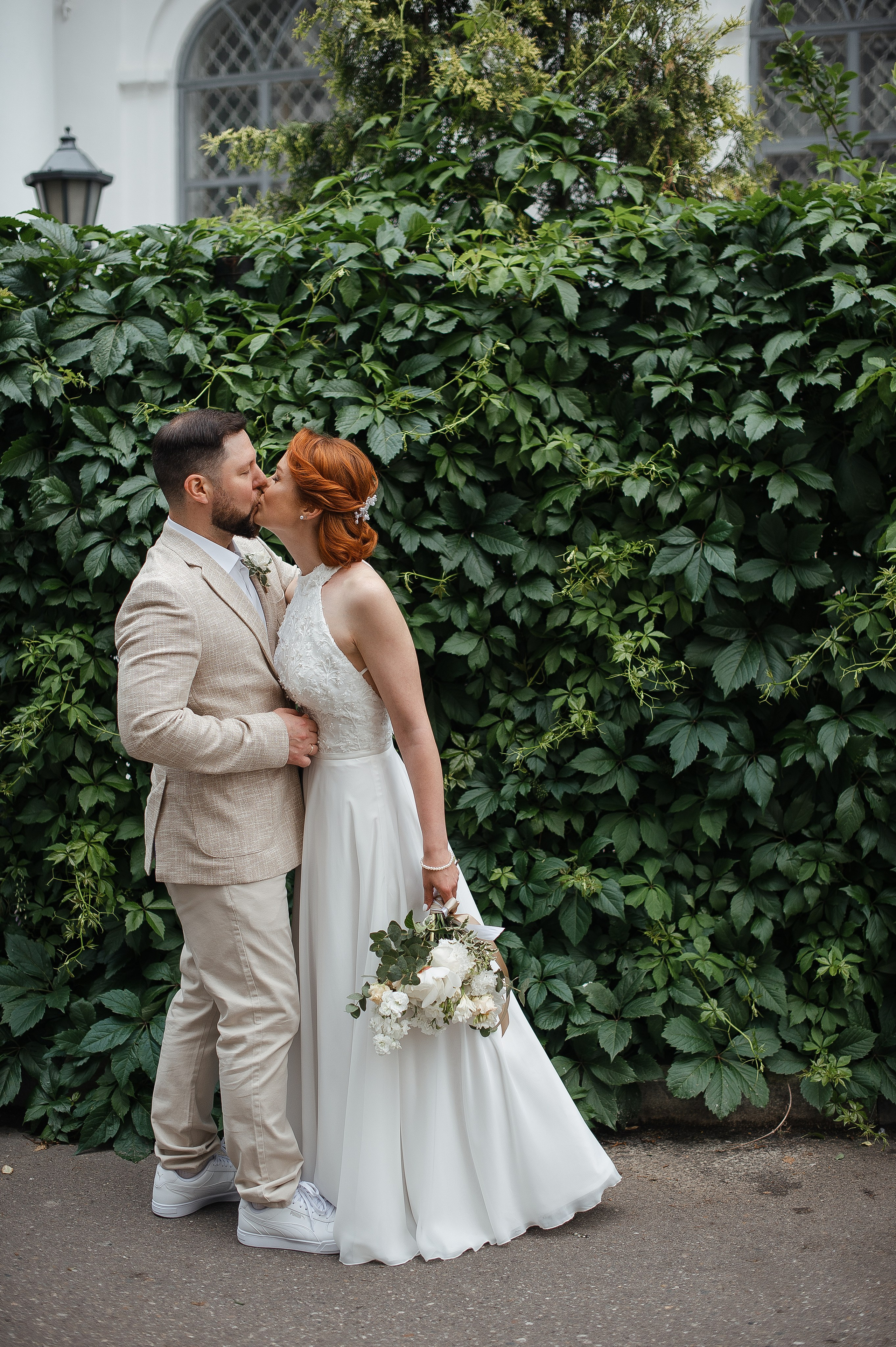 Невеста целует жениха