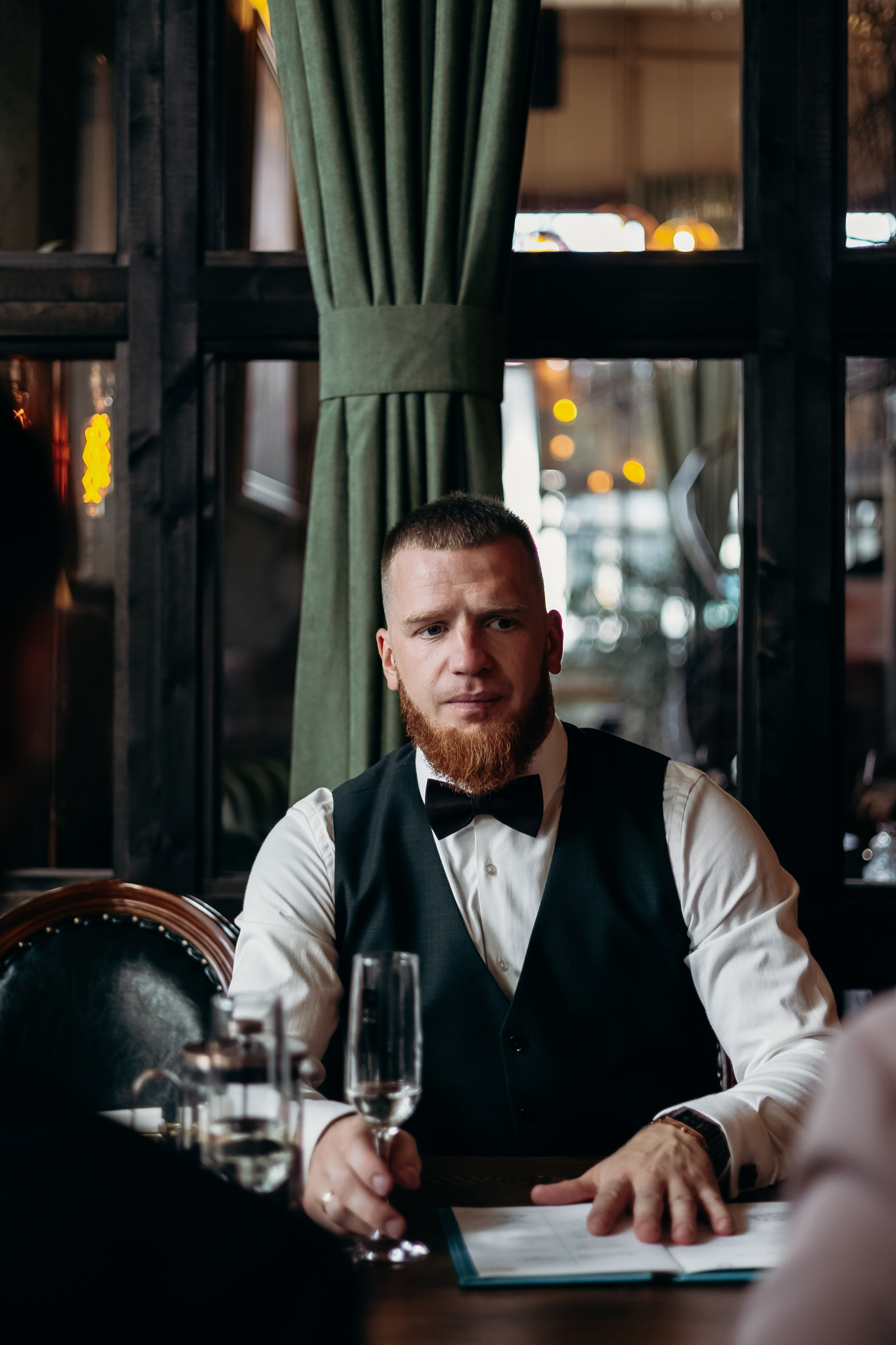 Александр и Елена (сборы, ресторан). Фотограф свадебный семейный в Красноярске Шукшина Наталья