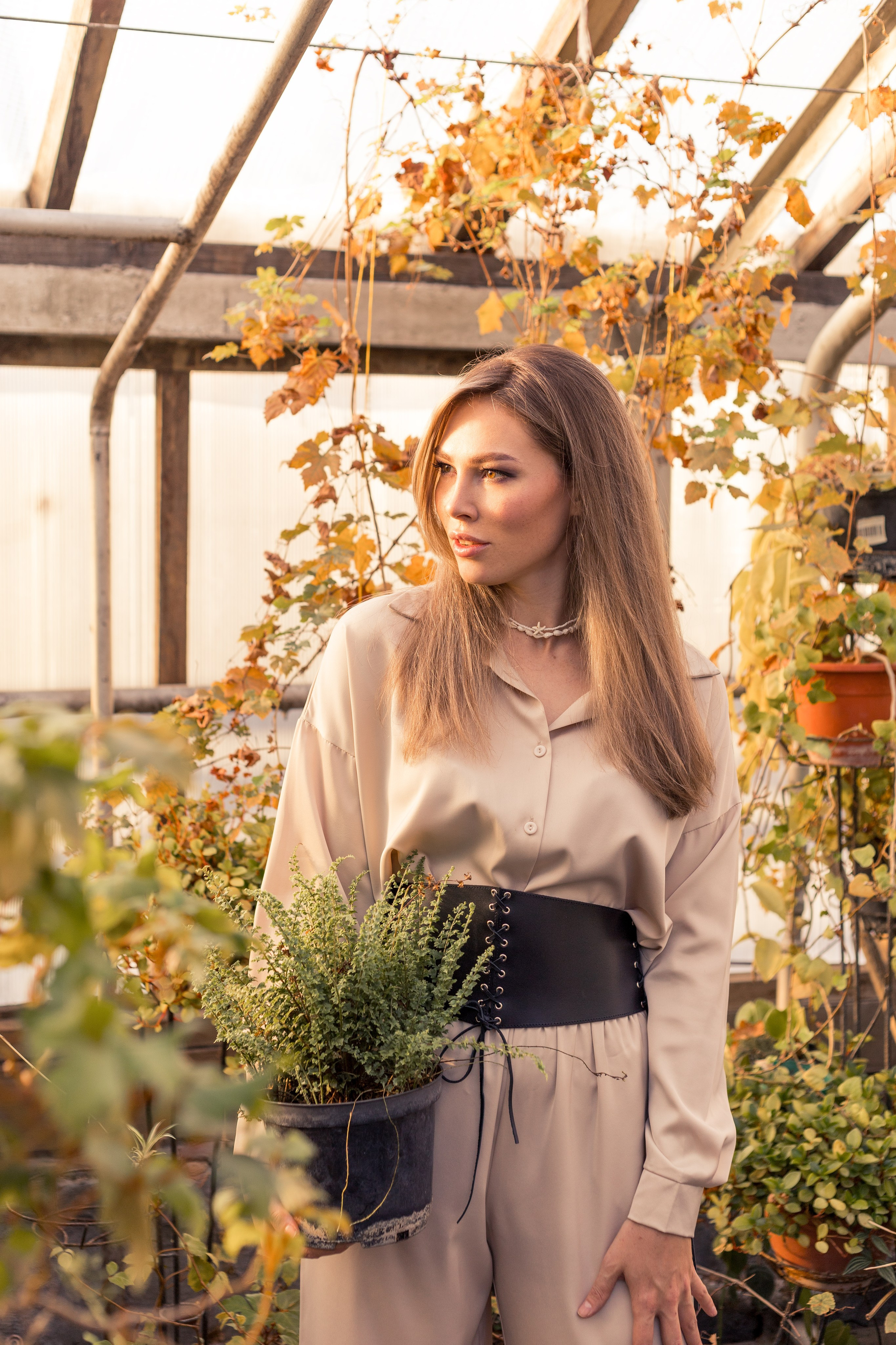 девушка в ботаническом саду красивое фото идея для фотосессии в иркутске 