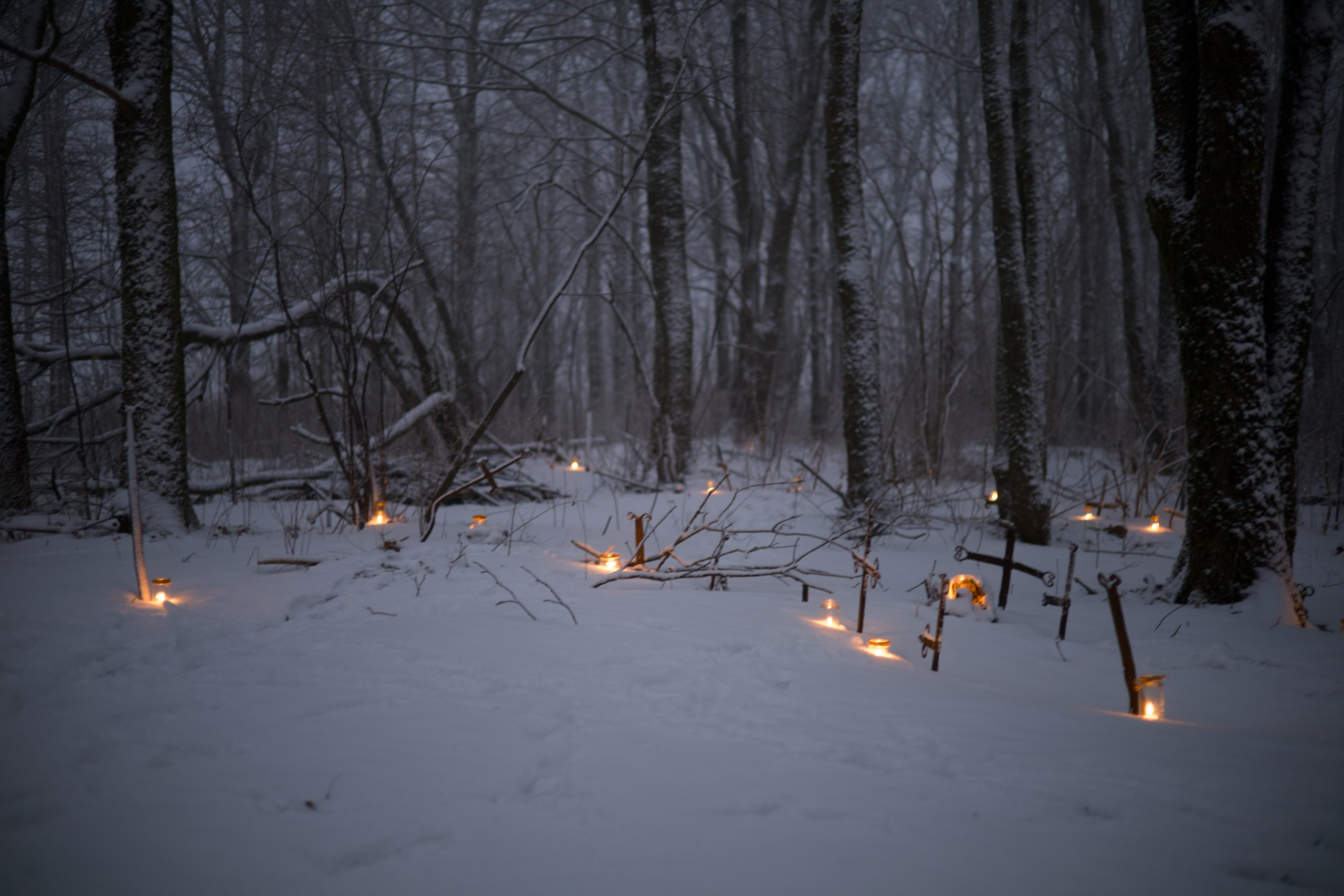 Старое кладбище Лютеранского прихода Туутари, на «горе» Киргхгоф. Поминовение усопших светом свечей на День Всех усопших организована потомками упокоенных в данном месте.
