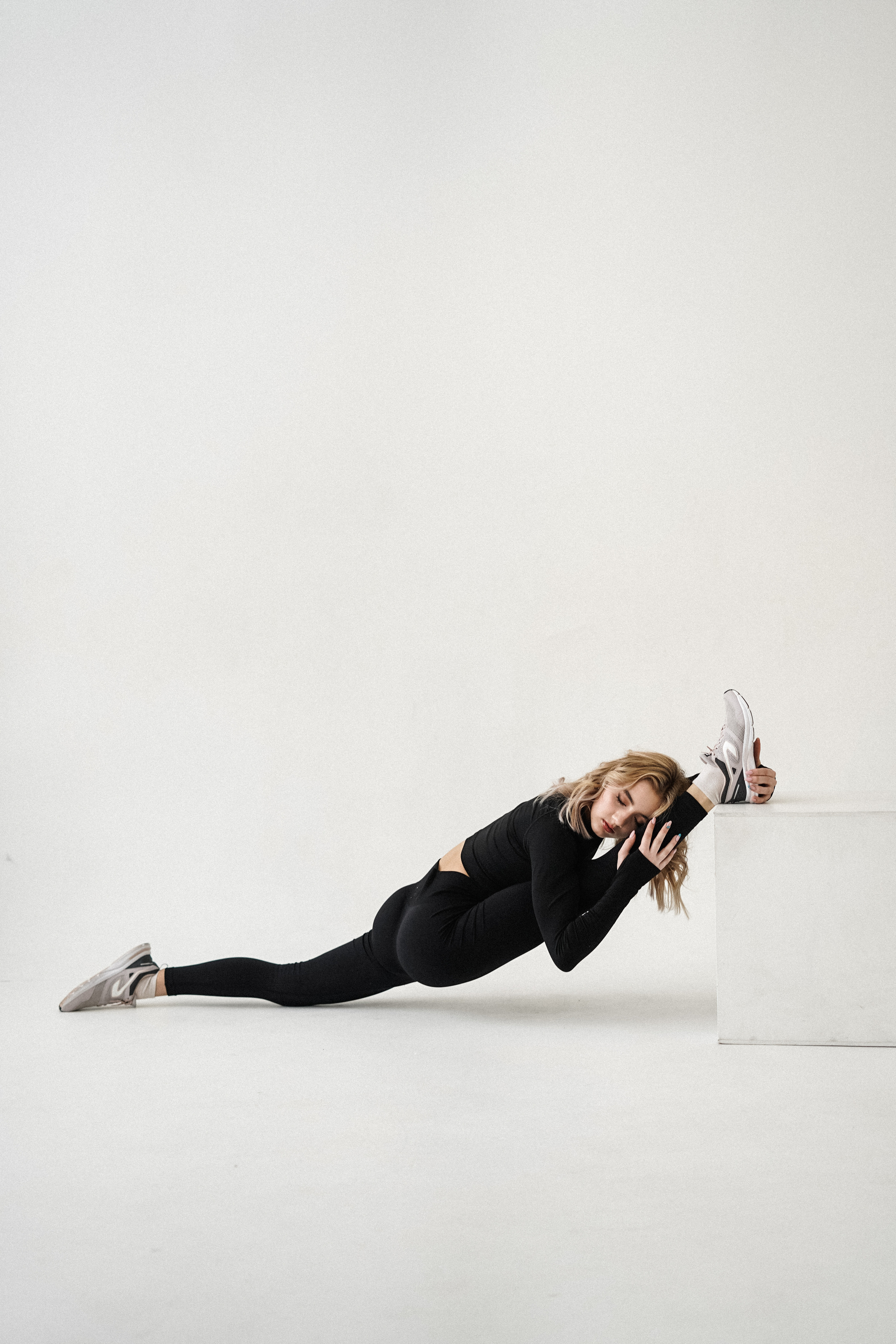 Салон спортивных костюмов и купалникво Vanil. VISUAL ARTIST · KRONGAUZ ANASTASIA