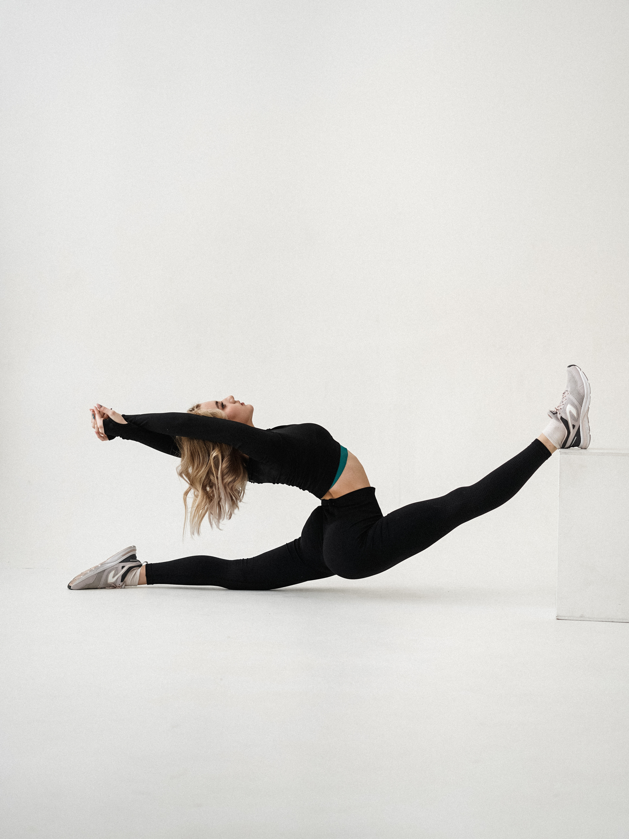 Салон спортивных костюмов и купалникво Vanil. VISUAL ARTIST · KRONGAUZ ANASTASIA