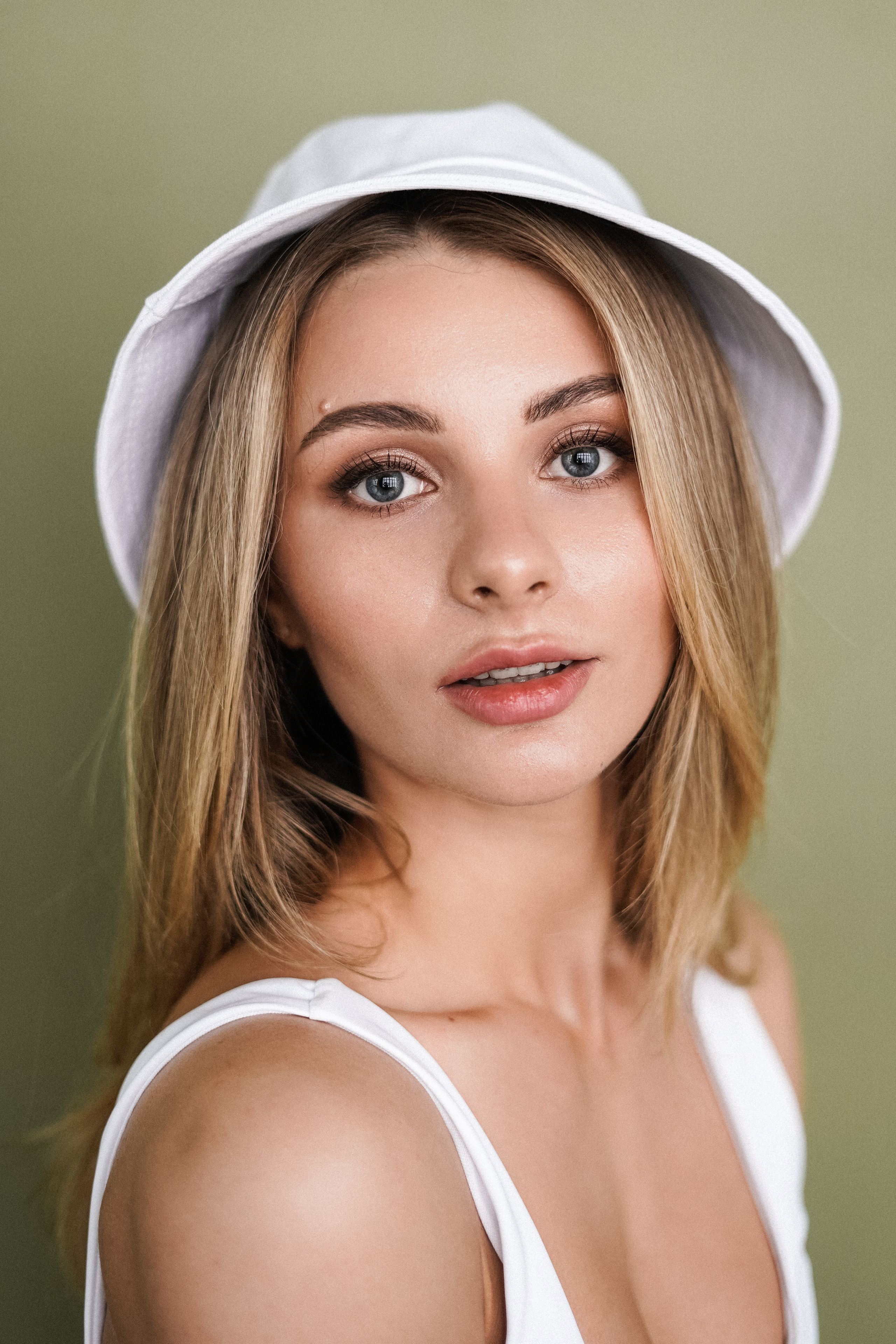 Салон спортивных костюмов и купалникво Vanil. VISUAL ARTIST · KRONGAUZ ANASTASIA