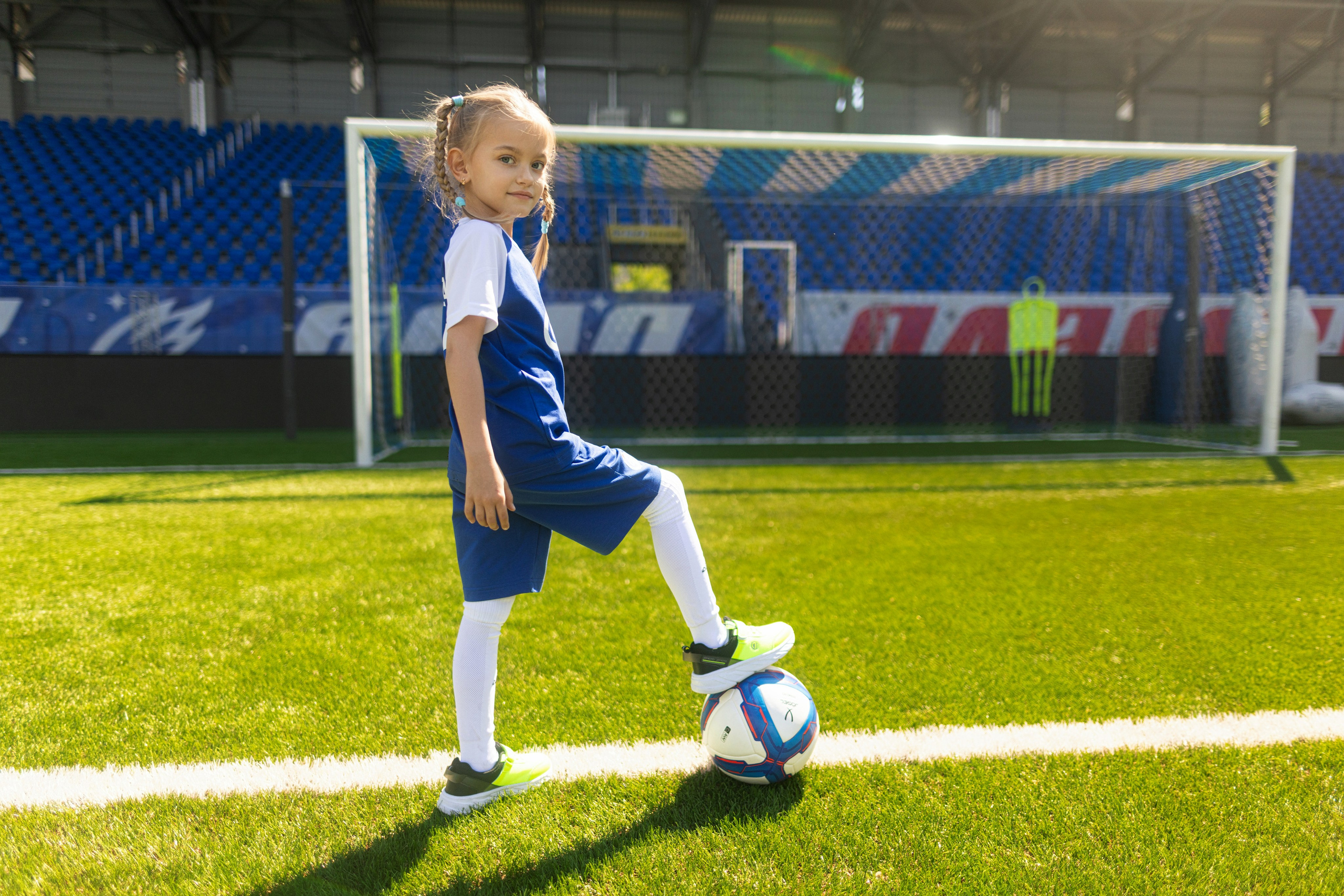 Детский портрет с Алисой на футбольном стадионе. Дмитрий Шульгин, портретный фотограф в Воронеже