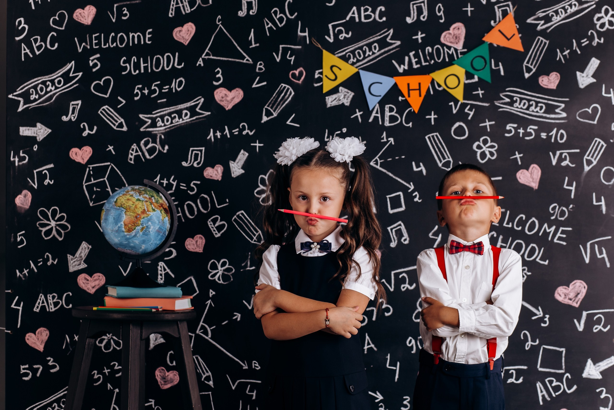 Съёмка для 1-4 класса. Доска 2×2 метра, надписи все написаны вручную. Можно стилизовать под каждый класс индивидуально. Фотограф в Крыму — Федор зайцев. Свадебная, семейная и портретная съёмка. Фотографии для контента, для бизнеса. Корпоративная съёмка