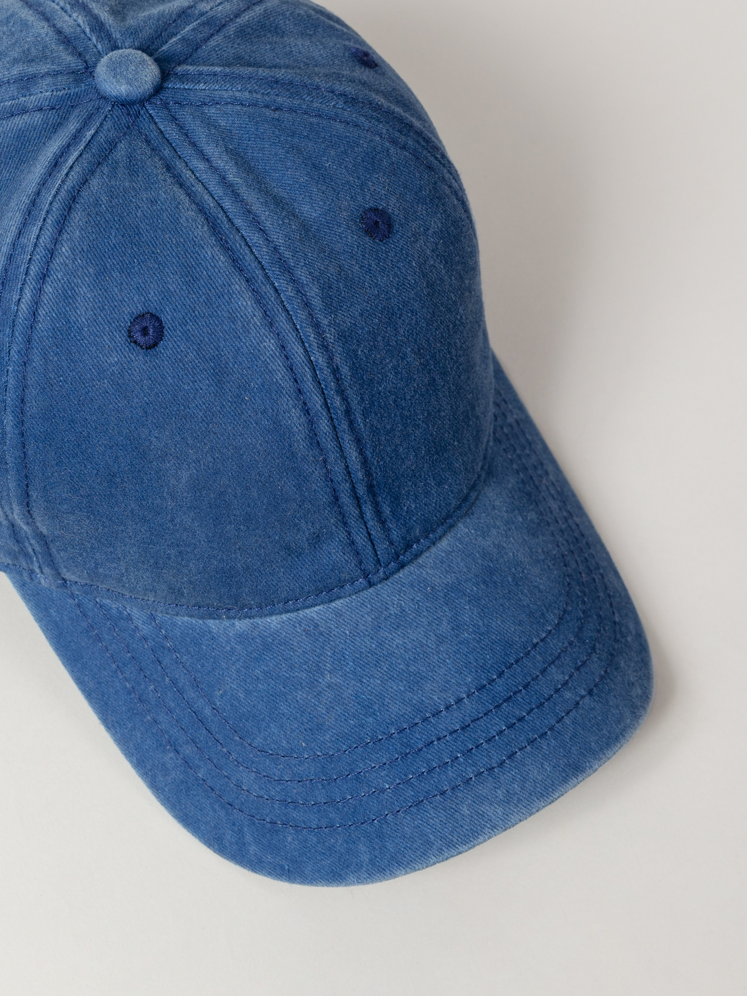 Синяя кепка С большим козырьком, вид сверху.