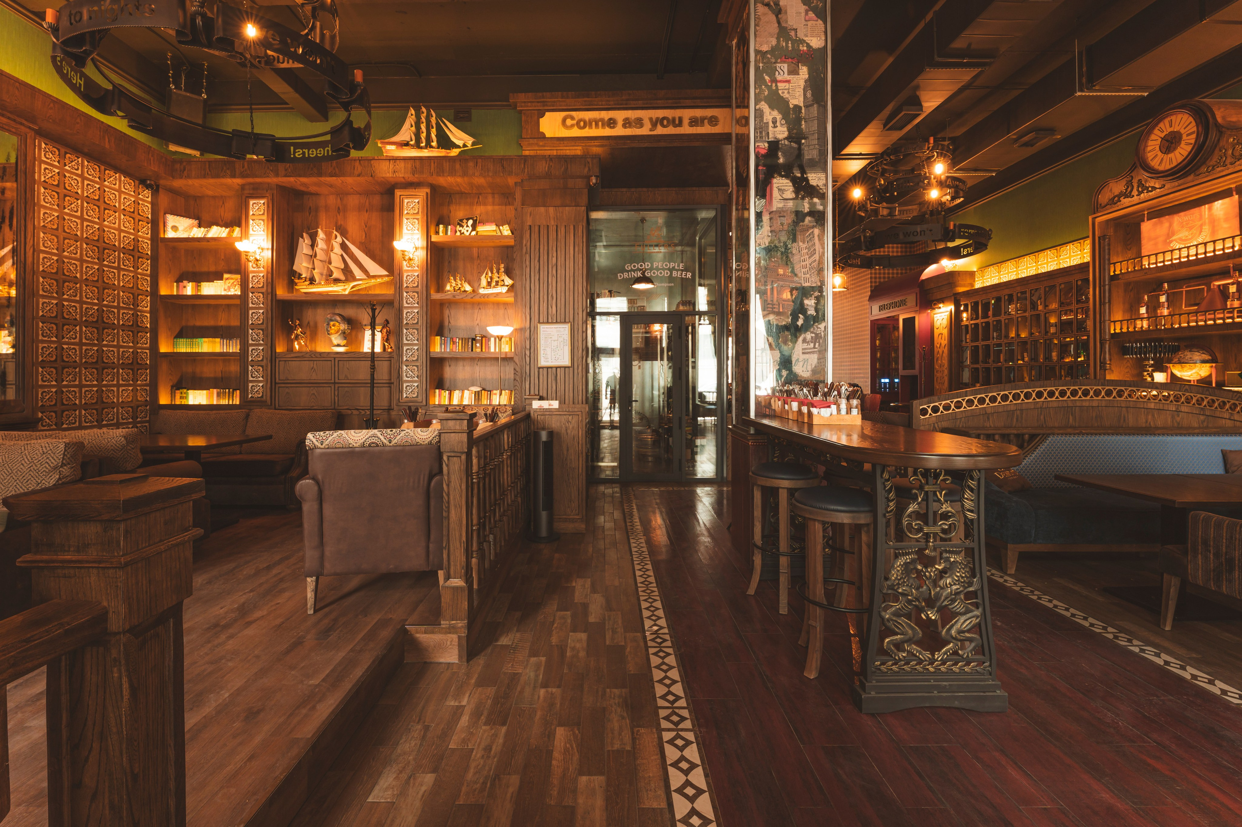 Алматы, Fuller's Central Avenue — самый большой паб сети, ЖК Central Avenue, январь 2026. Интерьерный фотограф Алматы