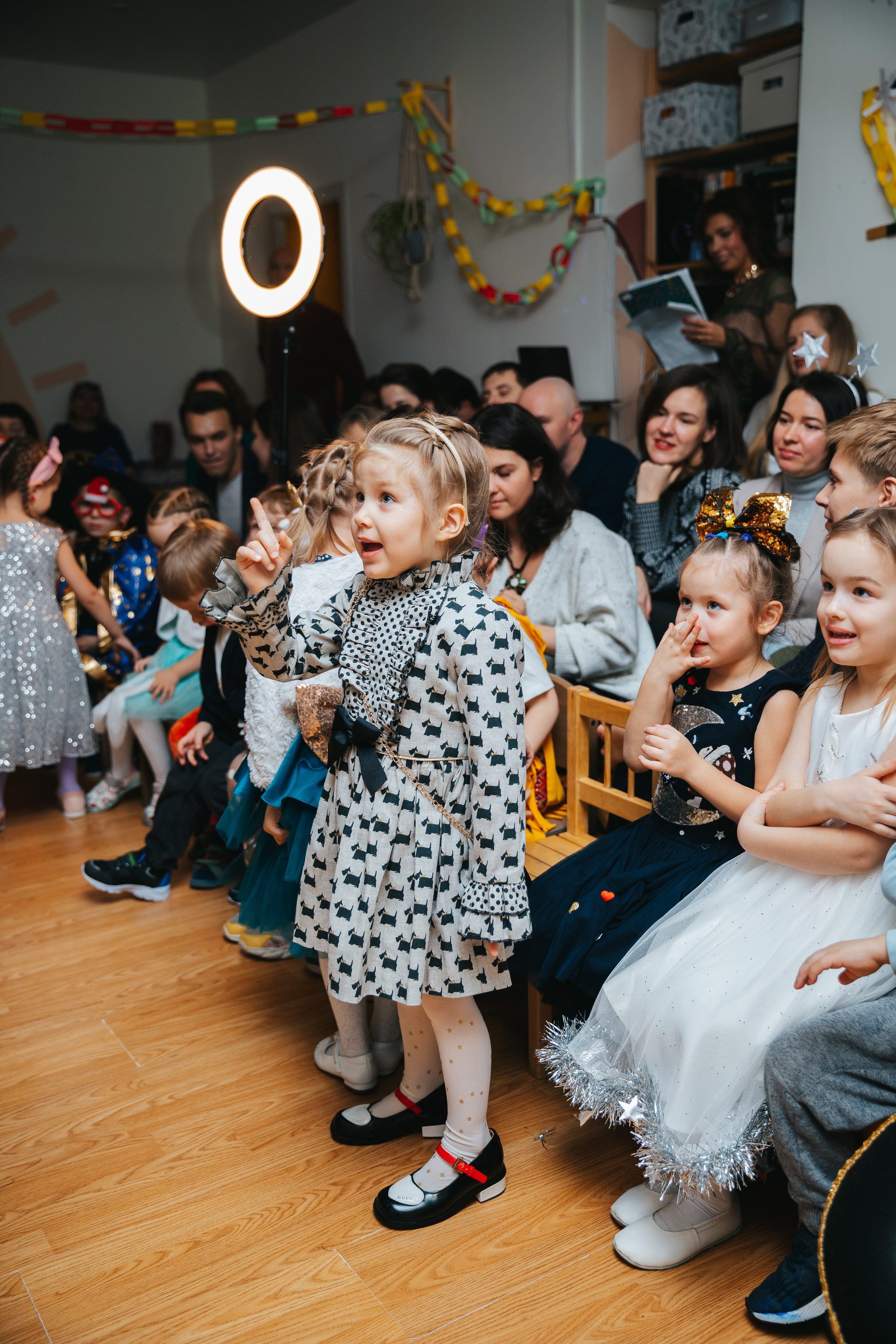 Новогодний утренник в Монтессори-садике. Семейный lifestyle фотограф в Санкт-Петербурге Людмила Пахомова