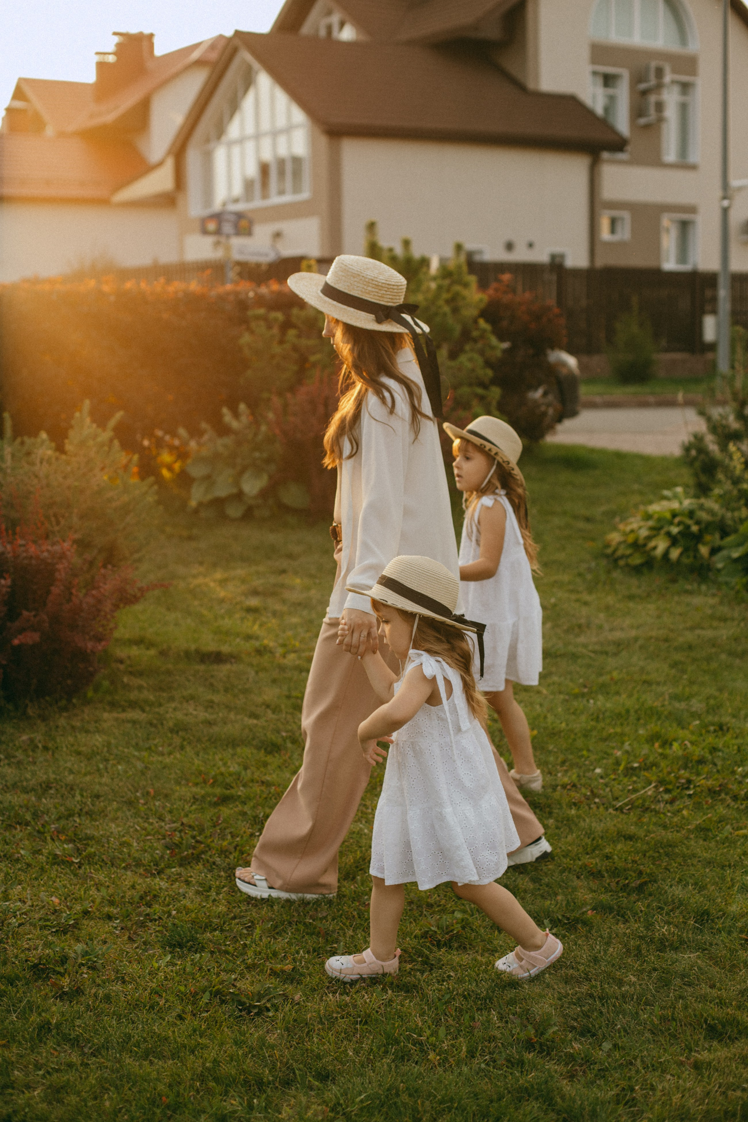 Эмма и Влада на летней прогулке с мамой. Фотограф Наталья Кургина Слюдянка Иркутск