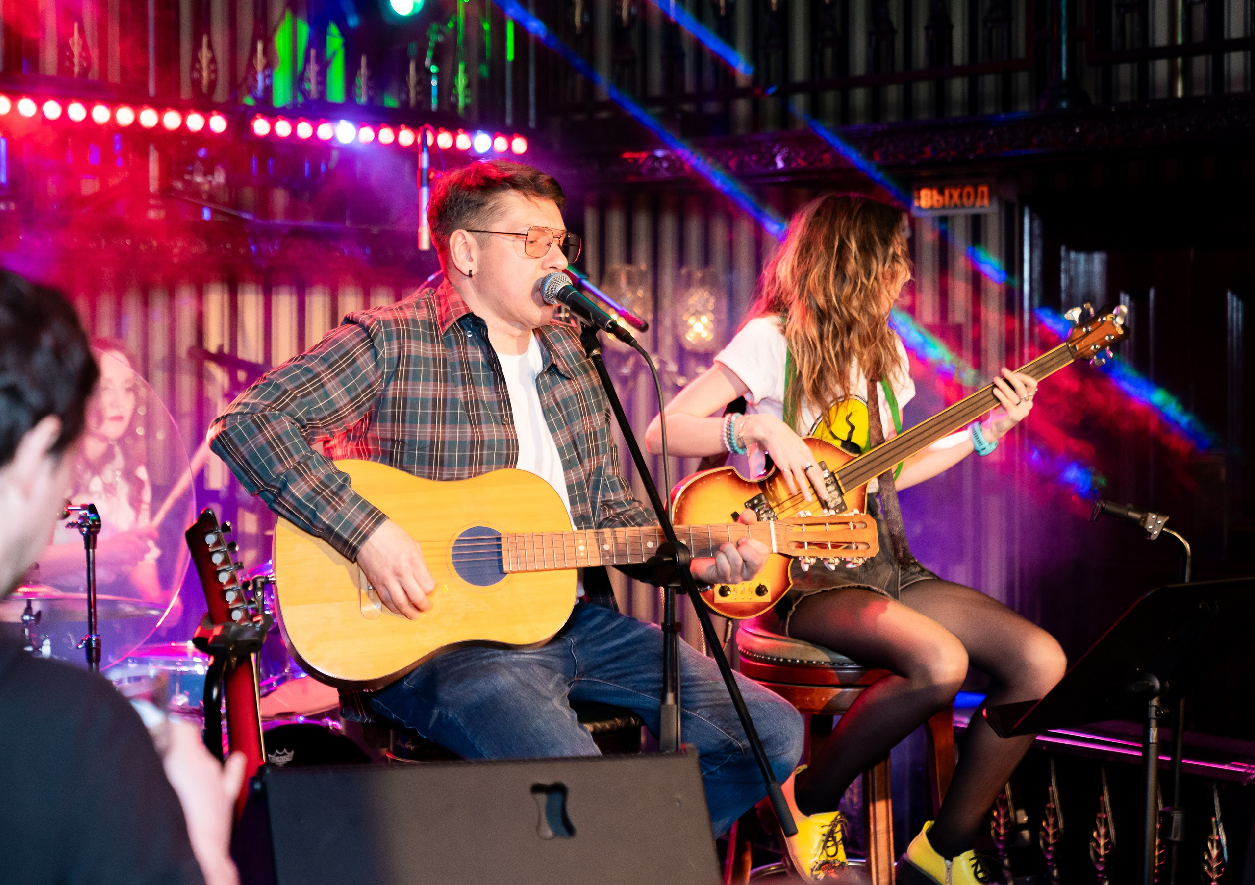 Вася Васин и группа на сцене Douglas Bar. Живой концерт в Дуглас баре, фотография Евгения Мальцева.