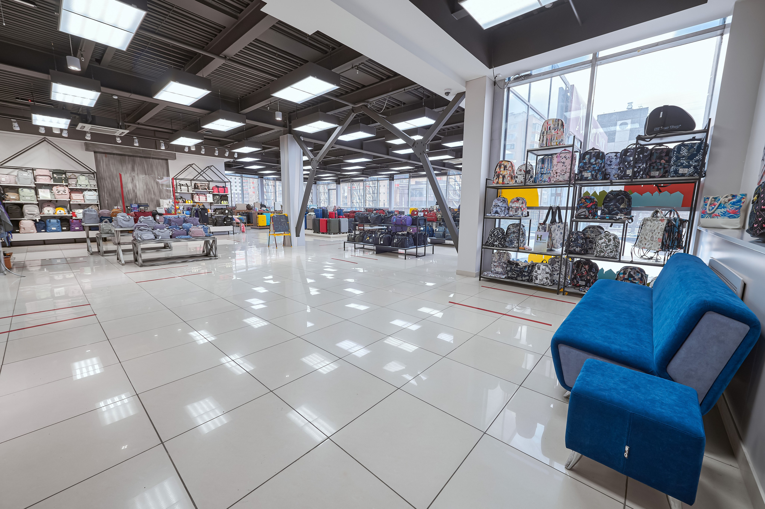 Портфолио по интерьерной и экстерьерной фотосъёмки: Мир сумок — Левый берег. Фотограф Яковлев Роман — Красноярск