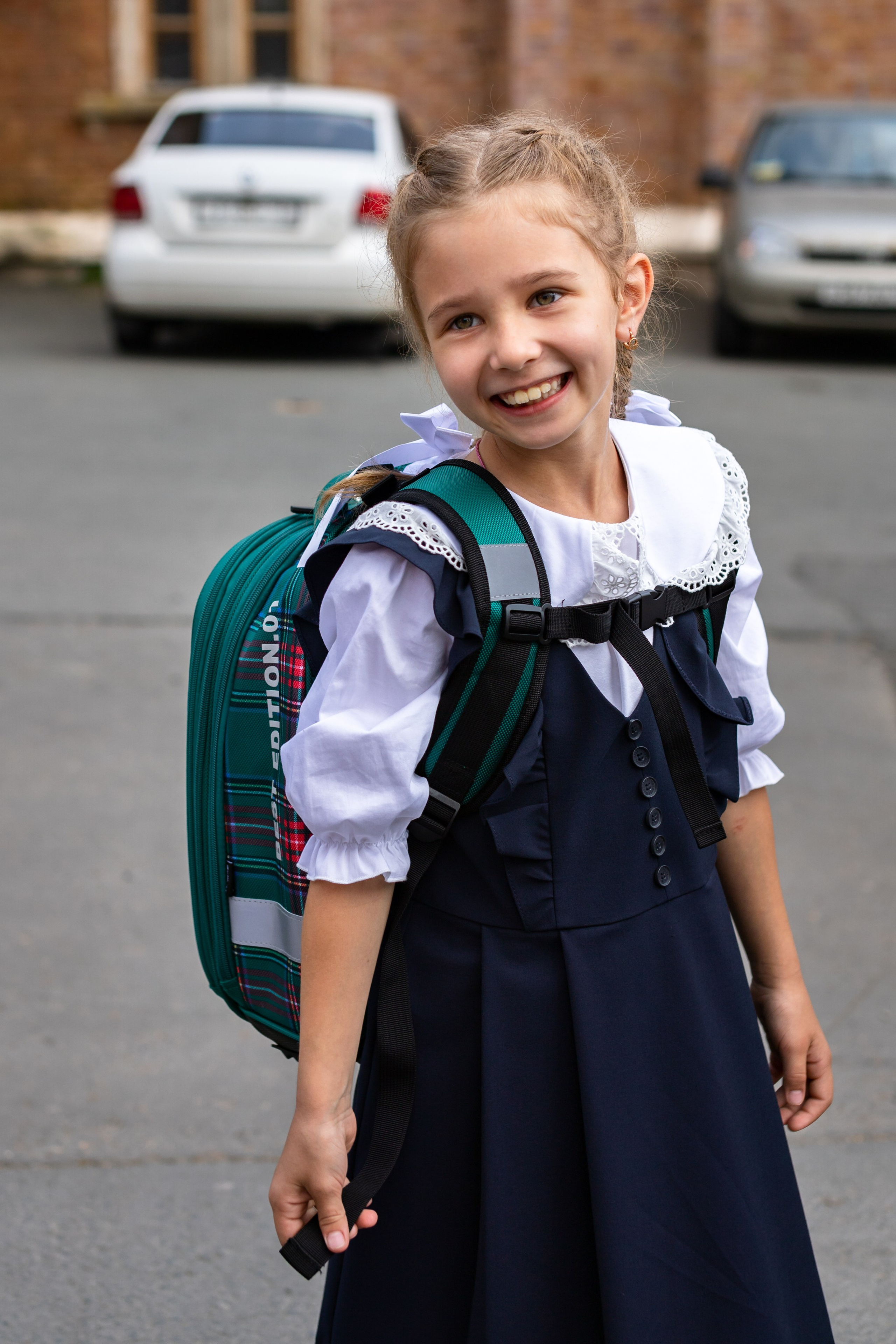 Рома и Белла идут в школу. Фотограф в Оренбурге. Профессиональный фотограф