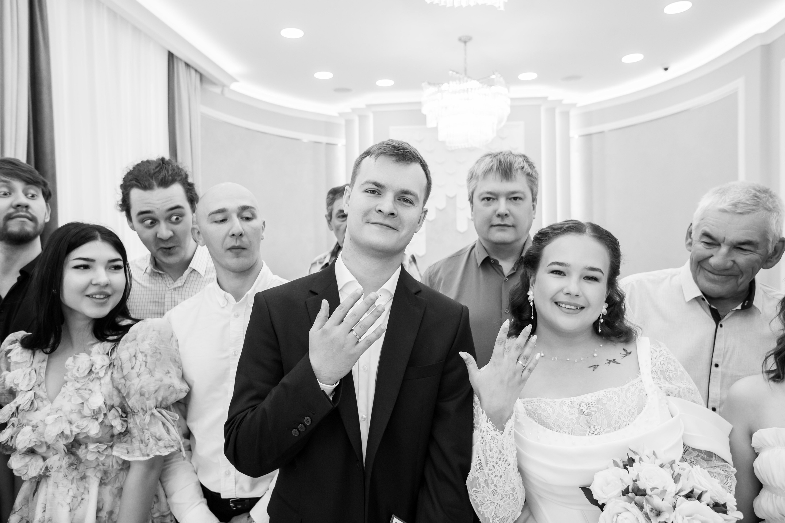 Свадебное фото - молодожёны хвастаются кольцами после регистрации брака в Дворце Бракосочетания номер 3