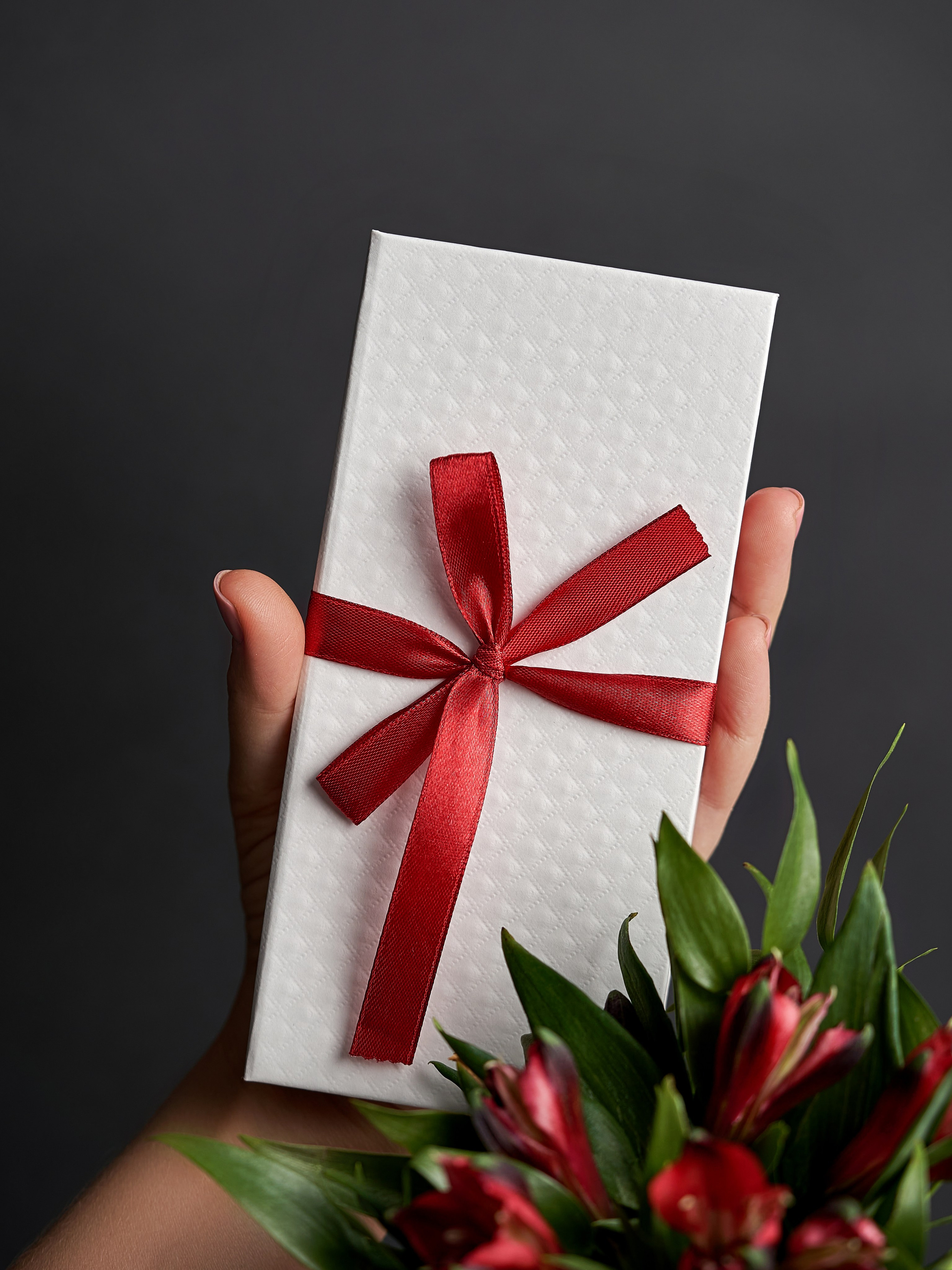 СЪЕМКА С РУКАМИ В КАДРЕ. Предметный фотограф в Бийске Анжелика Мордовина