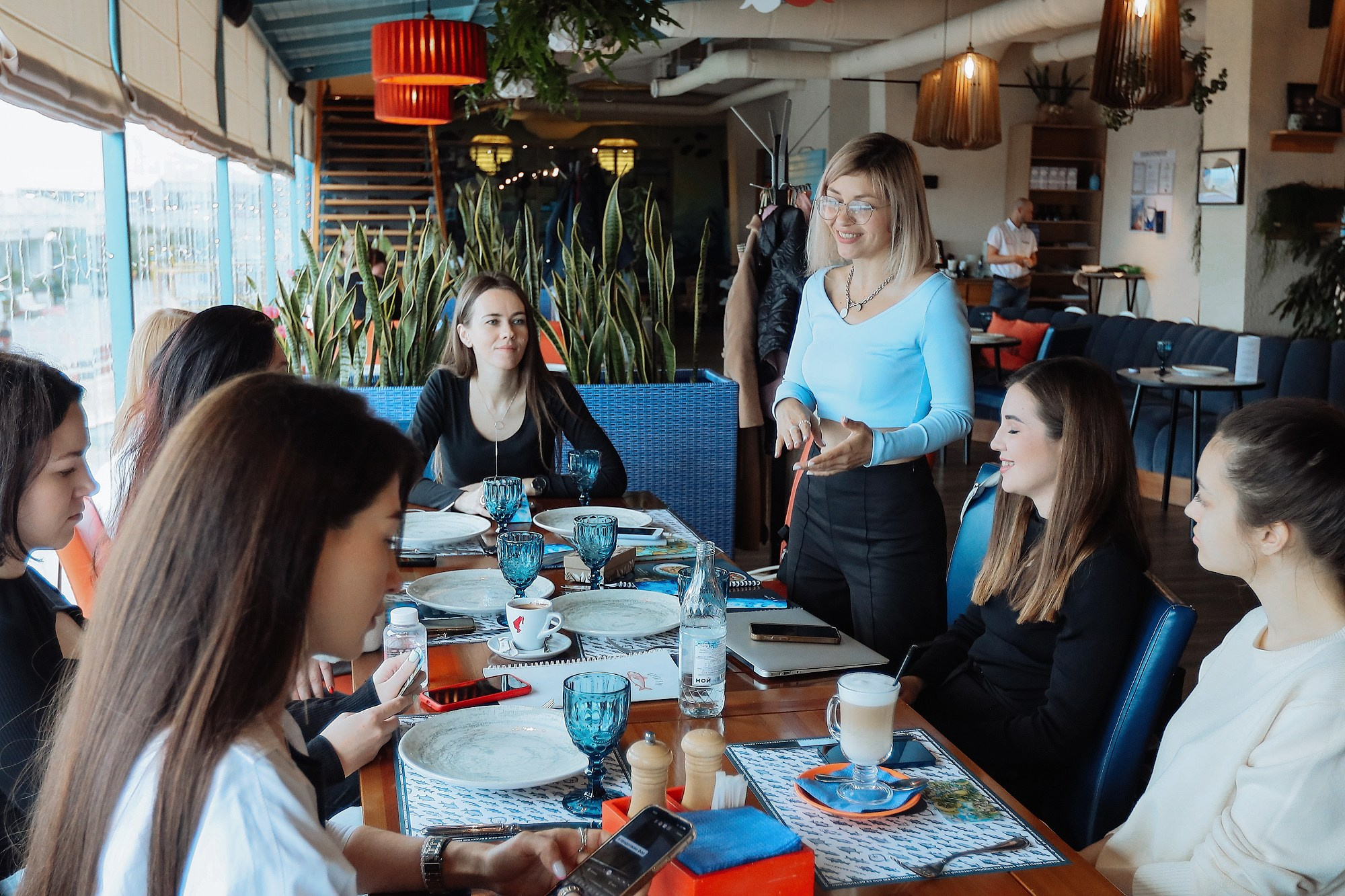 Женские встречи в кафе. Фотосессия. Профессиональный фотограф в Сочи Виктория Джой. Обучение