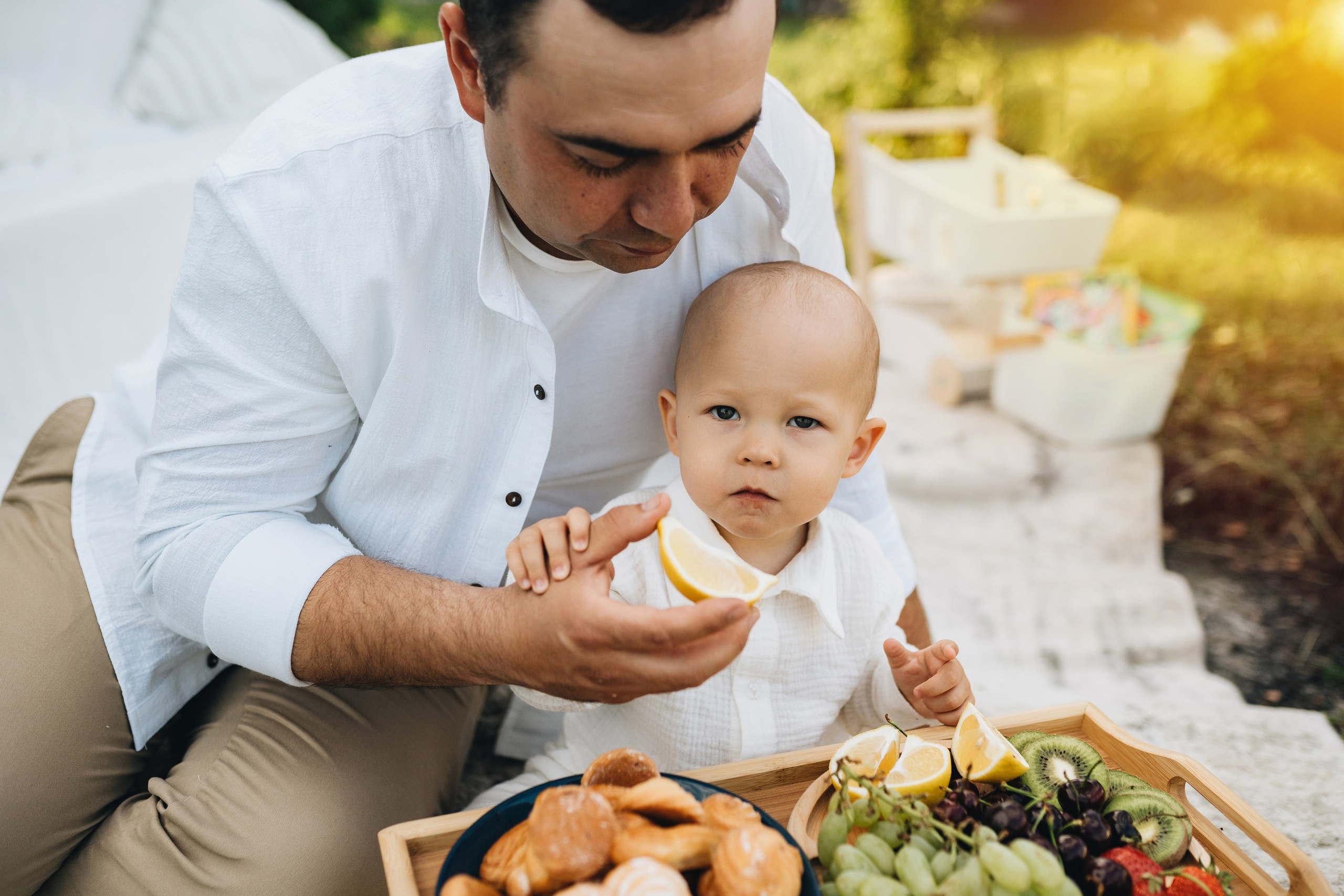 Папа и сын на фотосессии на природе.