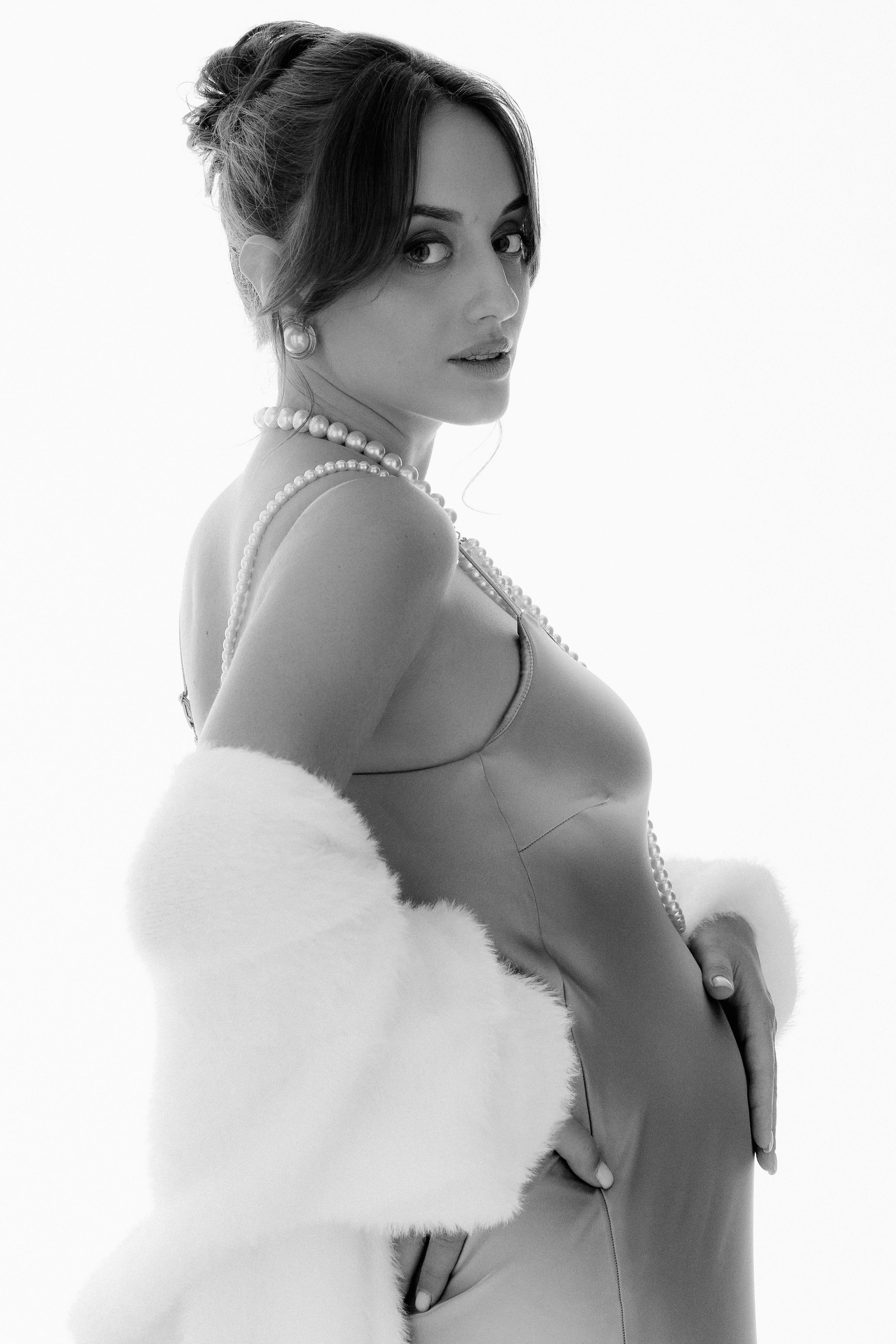 Александра. Фотосессия беременности на циклораме. Фотограф в Москве Ольга Сатони