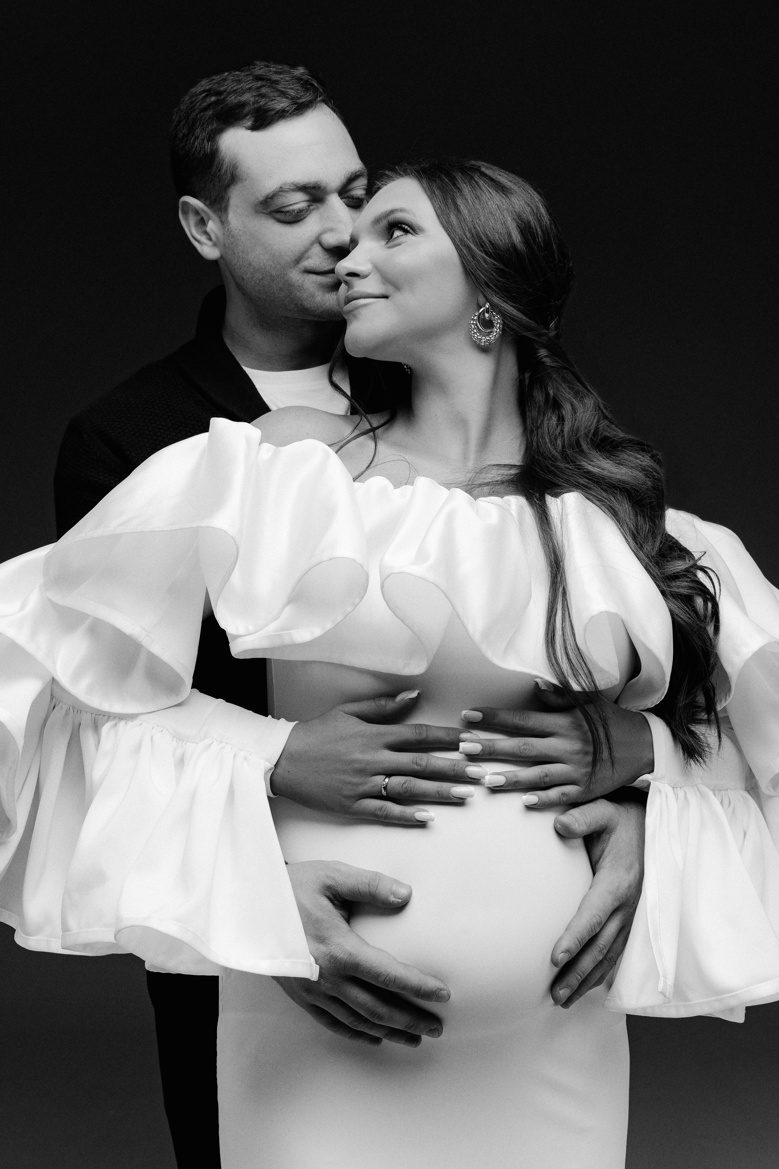 Анастасия и Анзор. Фотосессия беременности с мужем. Циклорама. Фотограф в Москве Ольга Сатони