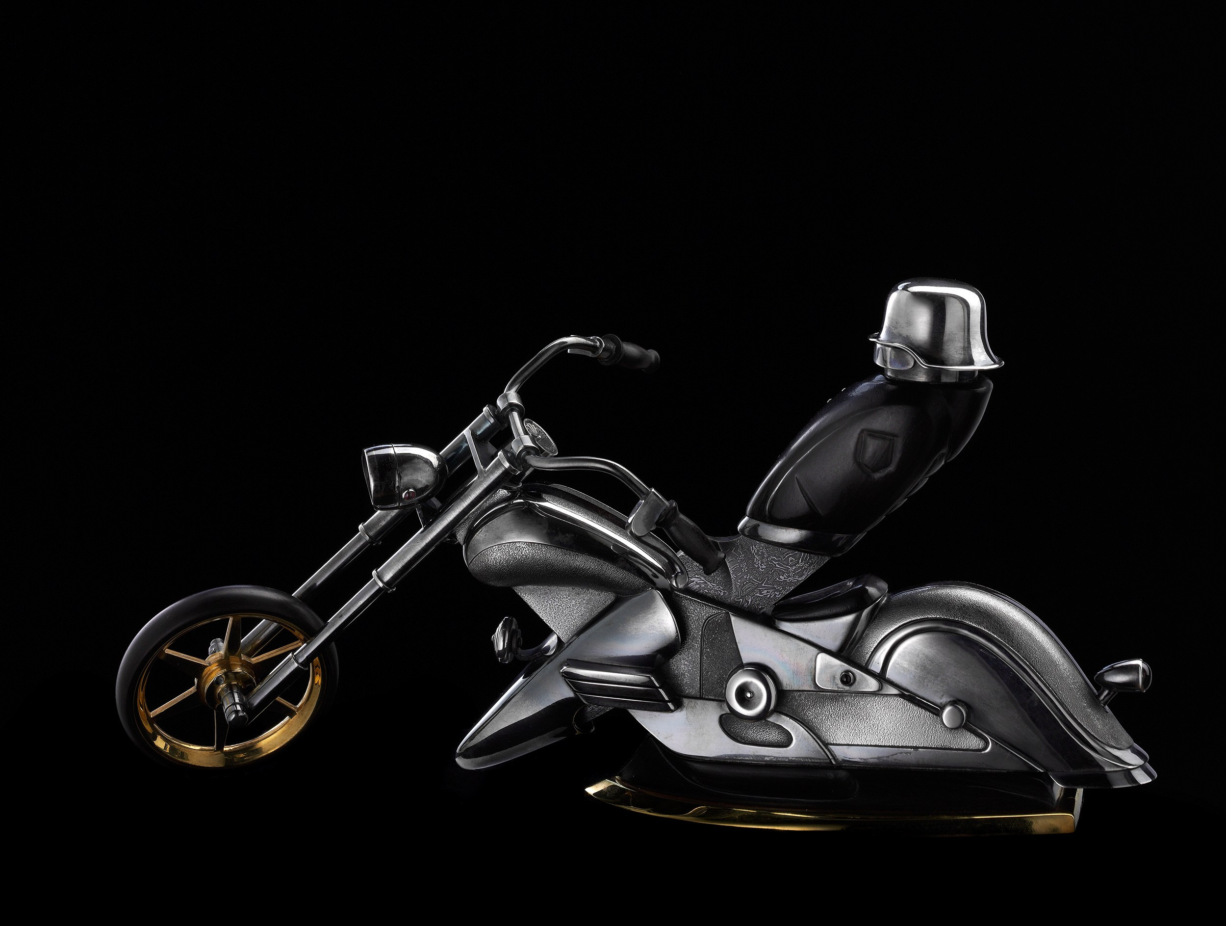 Изделия из драгоценных металлов. Предметная фотосъемка антиквариата, ювелирных украшений, камнерезных изделий, картин, предметов искусства и коллекционных предметов