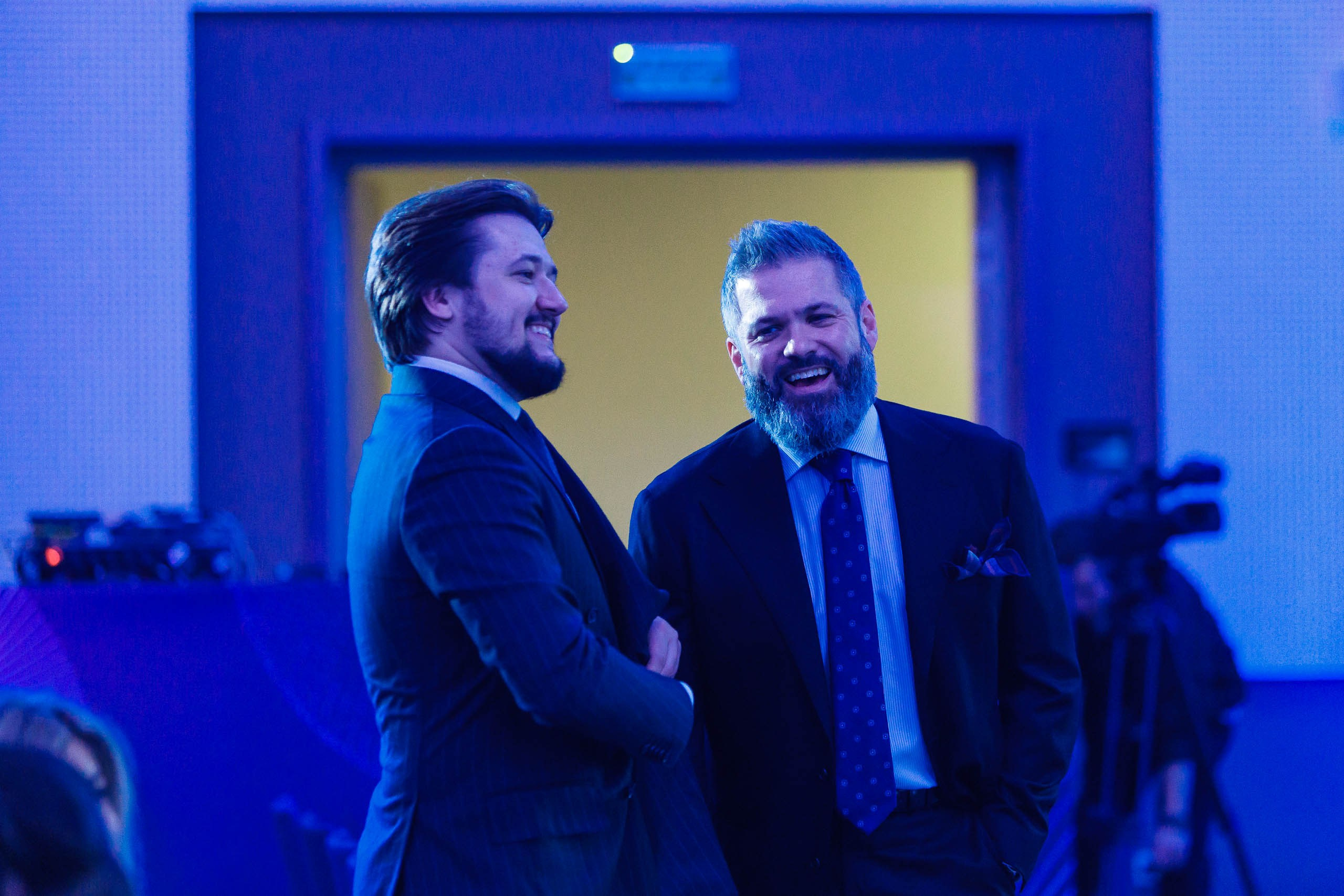 Мюомент фото с букетом устэпи а награждения