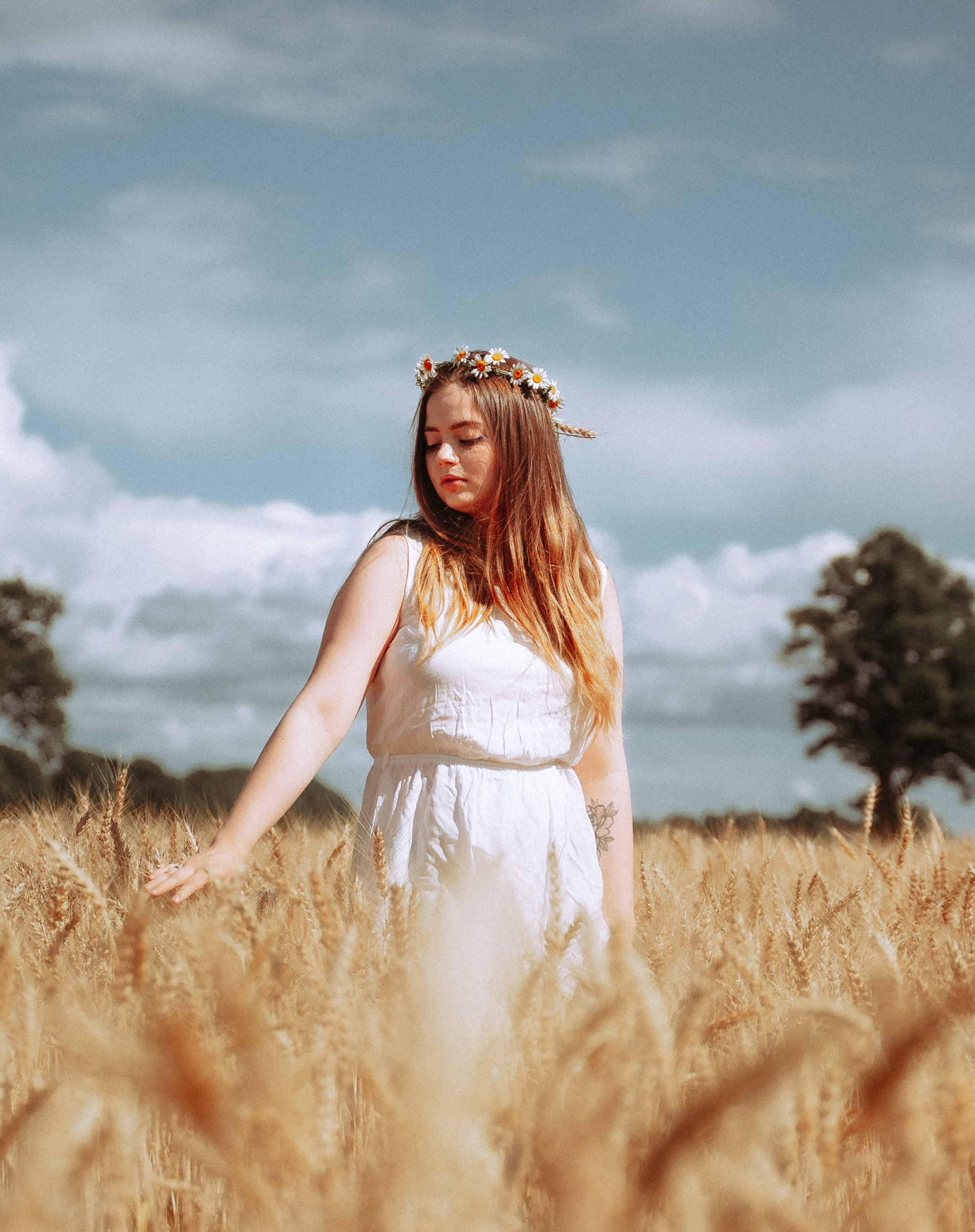 Юля и Лера в поле. Ищем потаённое. Портретный и предметный фотограф в Санкт-Петербурге