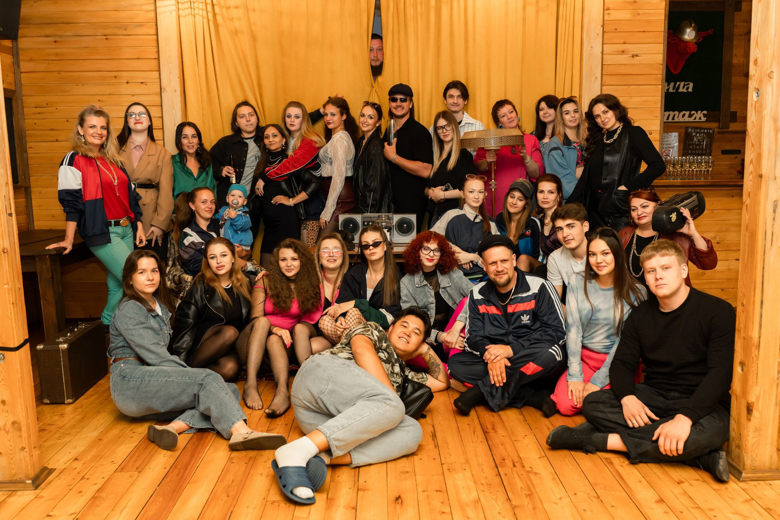 Корпоратив Суши-Рыба в стилистике 90ых. Ведущий мероприятий Илья Копа