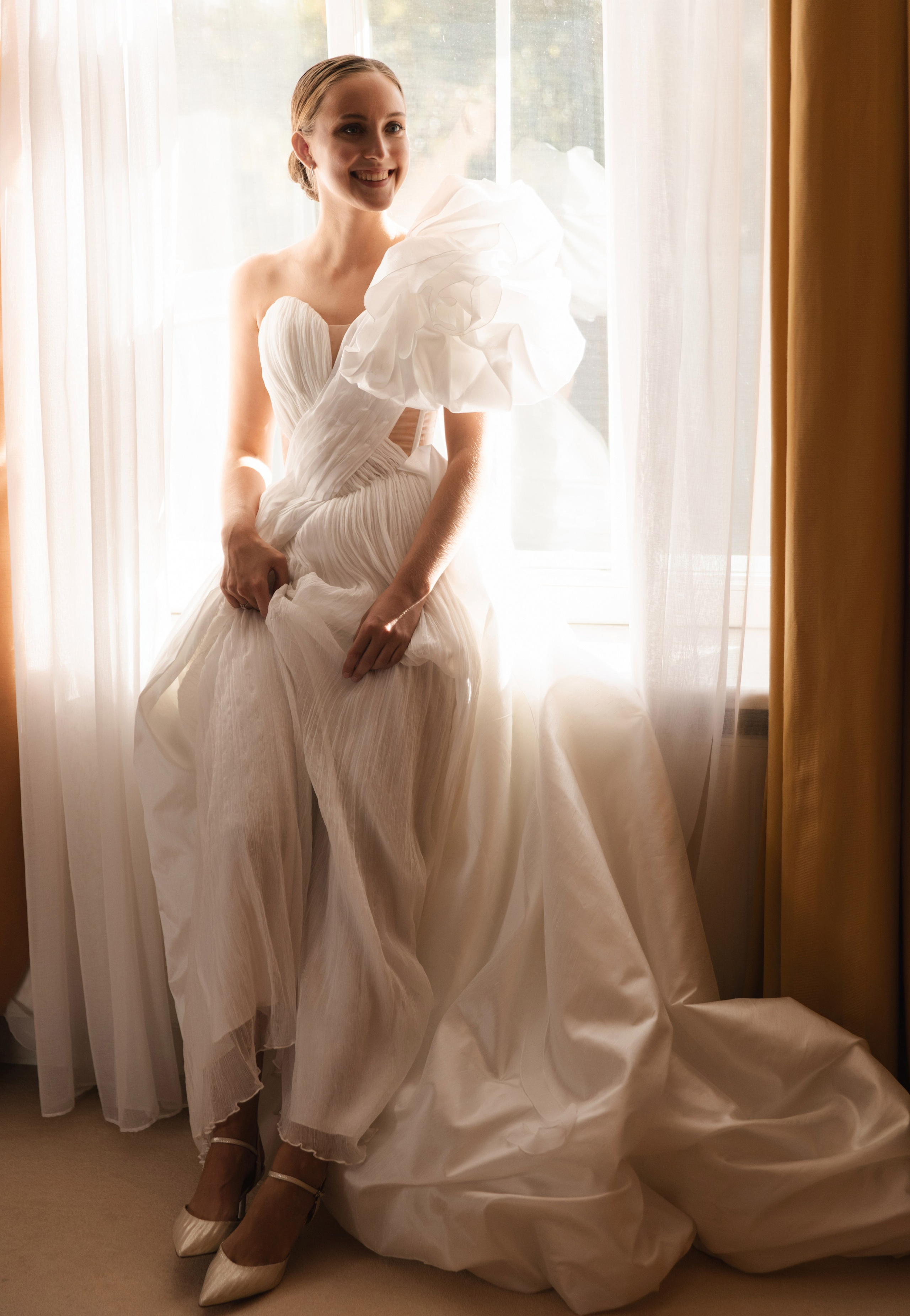 В ЛУЧАХ ЗАКАТА НА БЕРЕГУ МОРСКОМ