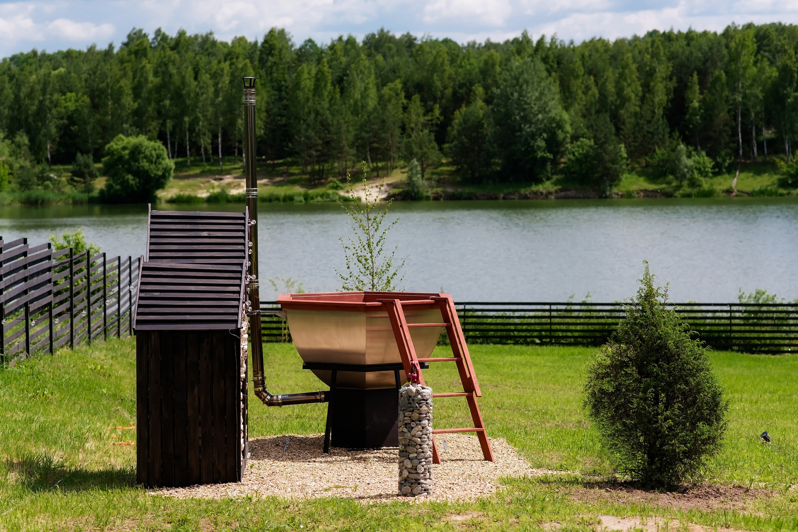 Наша территория. Глэмпинг. Аренда дома для отдыха в Брянске. Банный чан, зона BBQ. Дом на озере в Брянске. Отдых Брянск