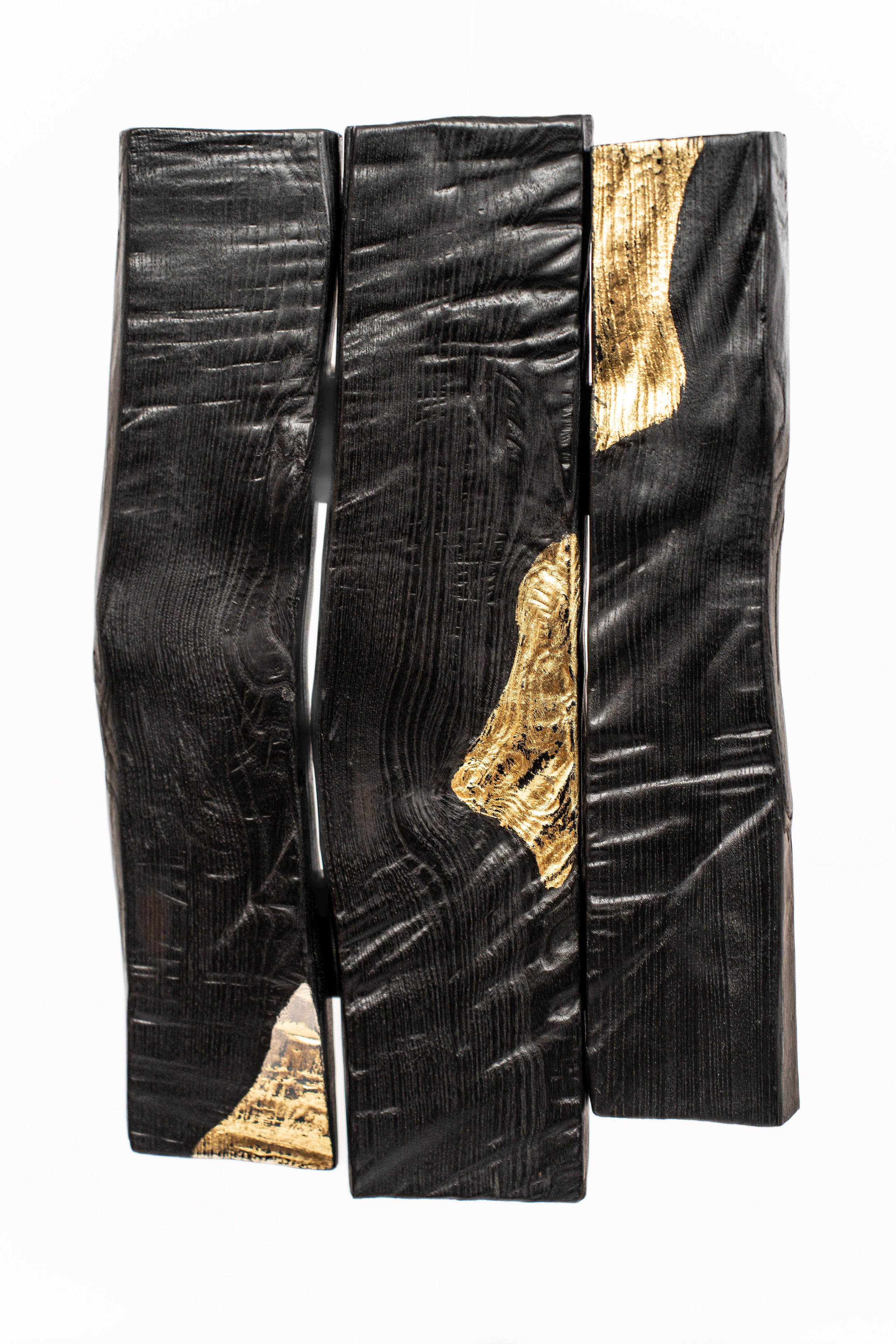 черное деревянное панно с золотыми вставками