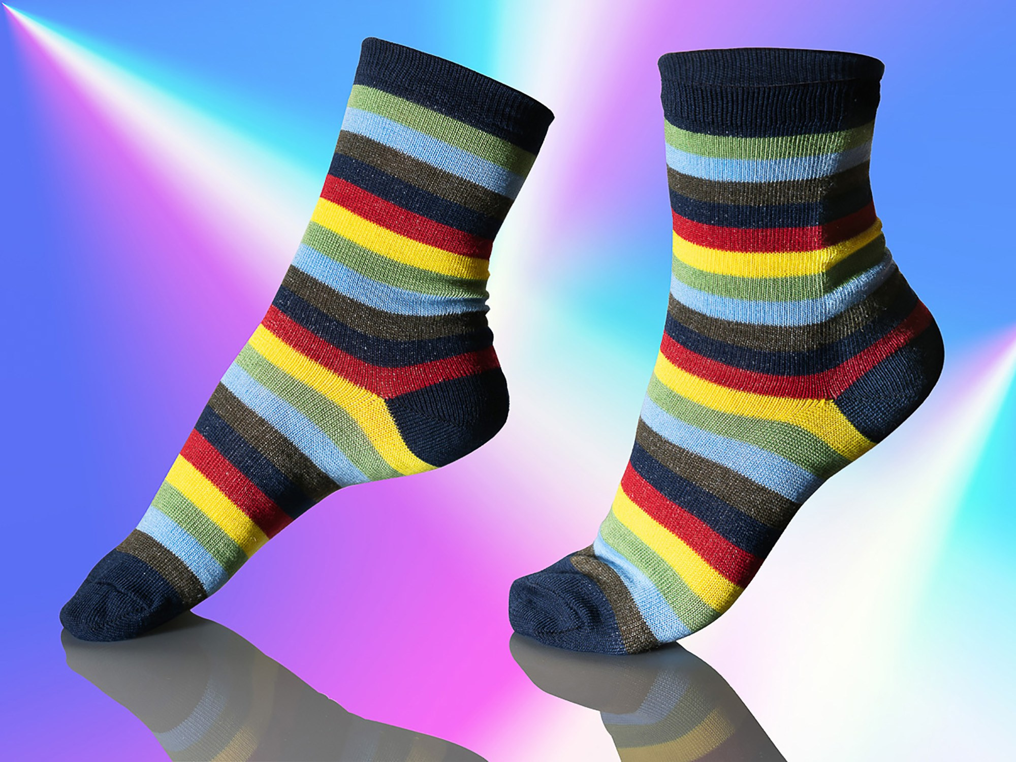 женские носки на цветном фоне