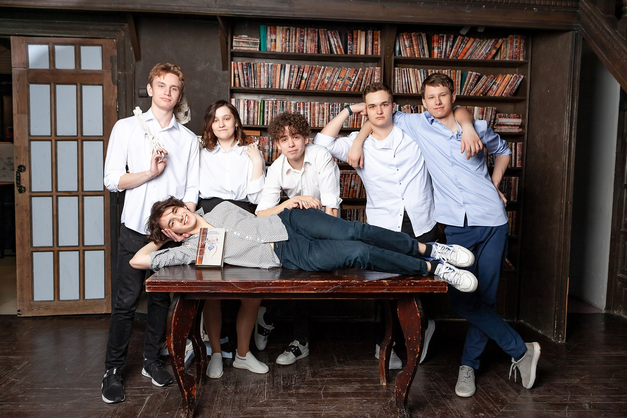 Групповое фото школьников в студии