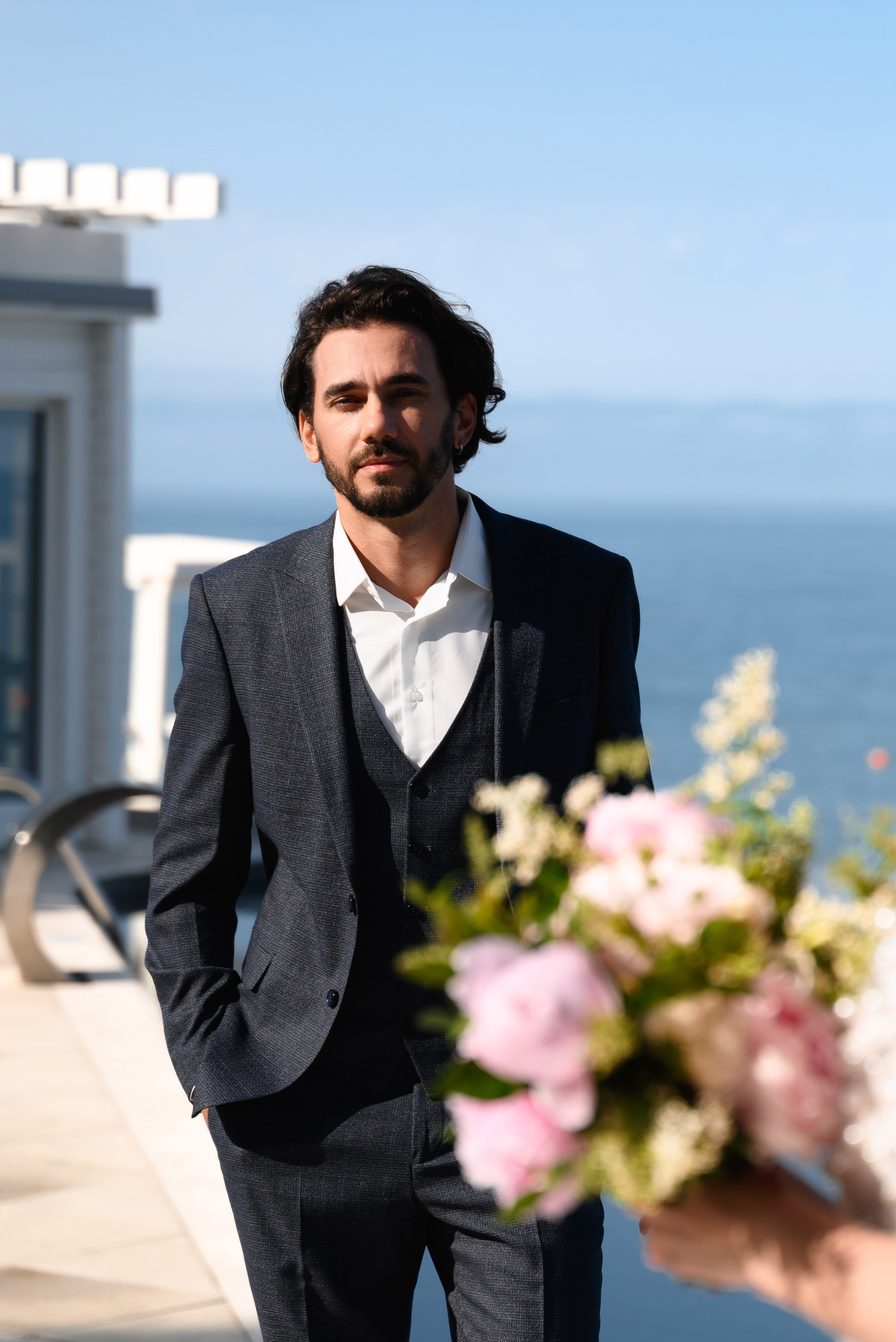 Портрет жениха на фоне моря