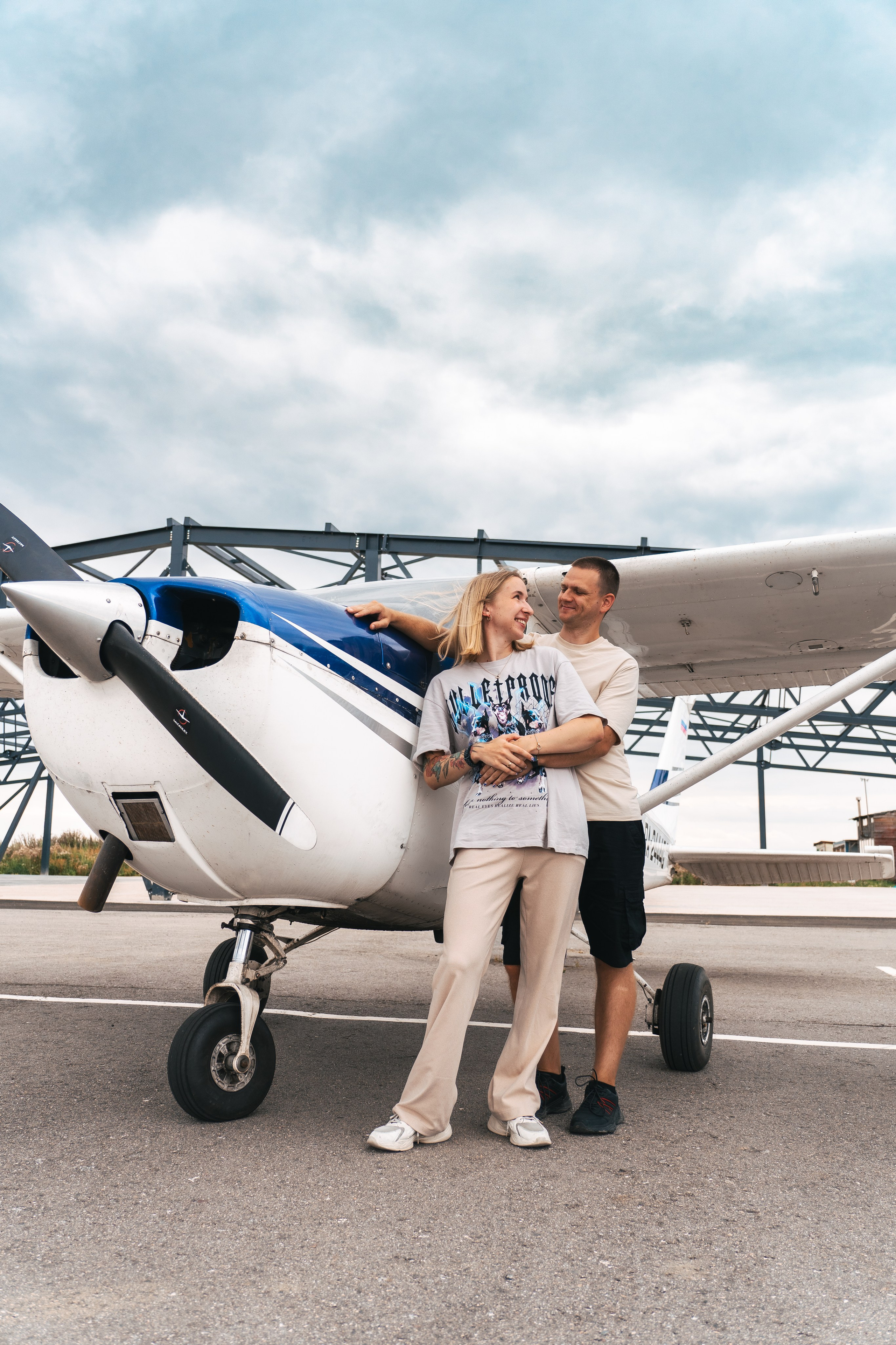 молодая пара у самолета