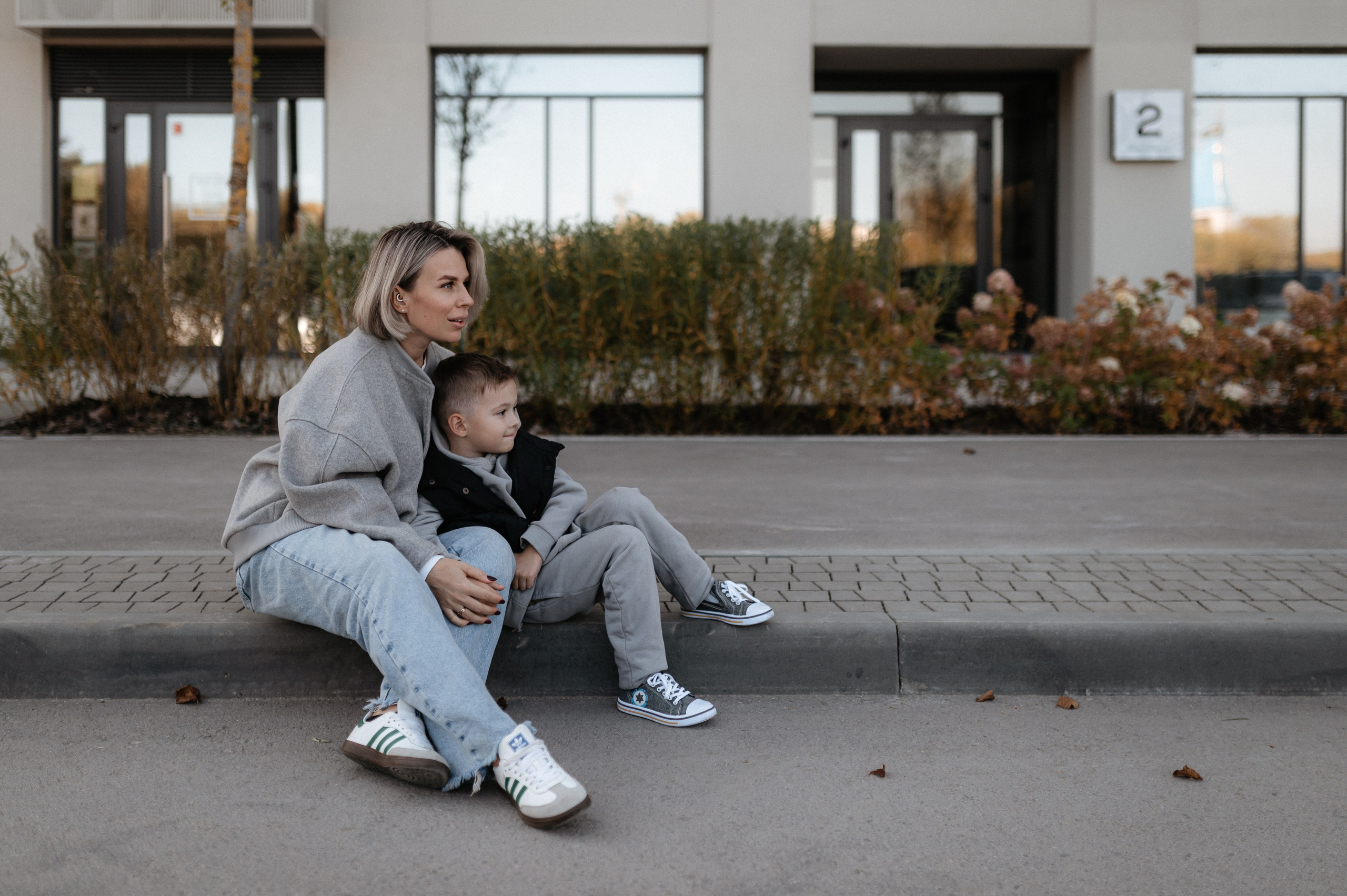 Городская прогулка мамы и сына. Главная