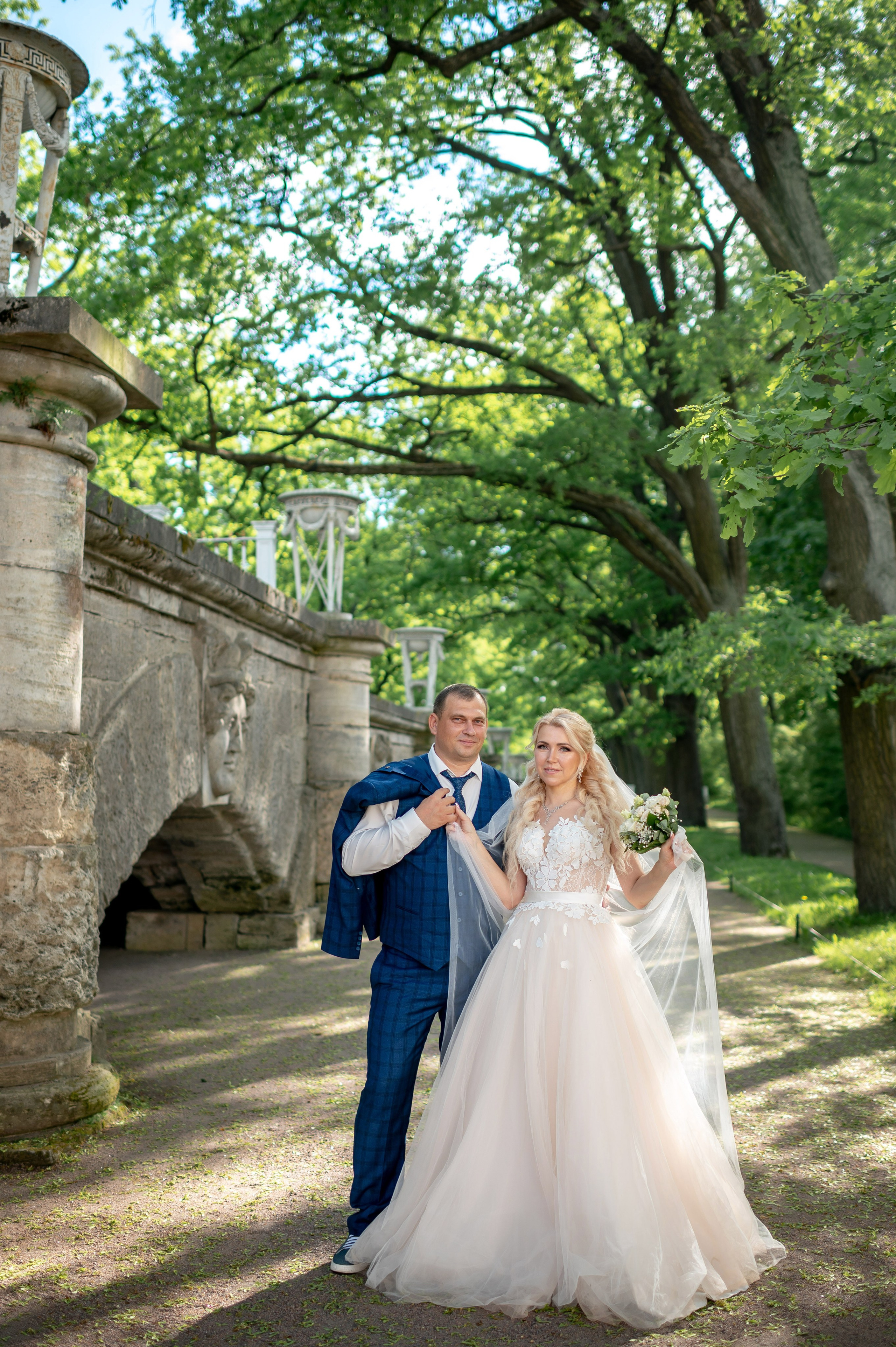 Евгения (фотосессия с малиновым chevrolet camaro, в сирени в Пушкине в Екатерининском парке). Портретный, семейный и свадебный фотограф в Санкт-Петербурге и в Пушкине Ширяев Денис