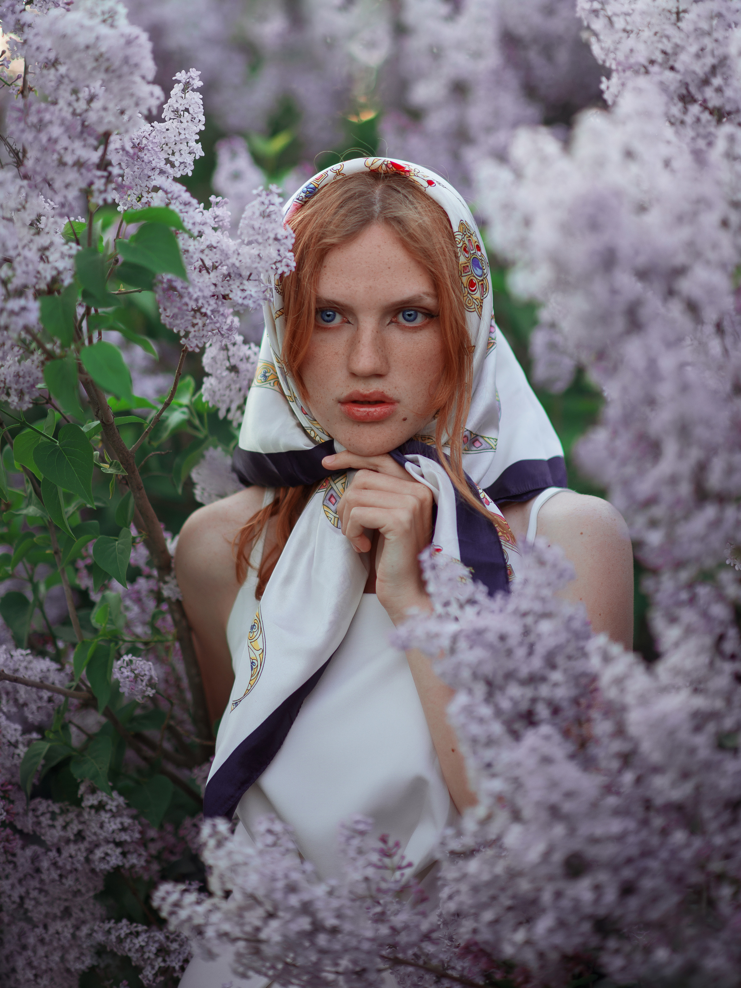 Стоимость фотосессии в цветущей сирени в Севастополе. Ознакомиться с портфолио, уточнить условия и цены можно на сайте или по телефону, указанному в разделе "Контакты"