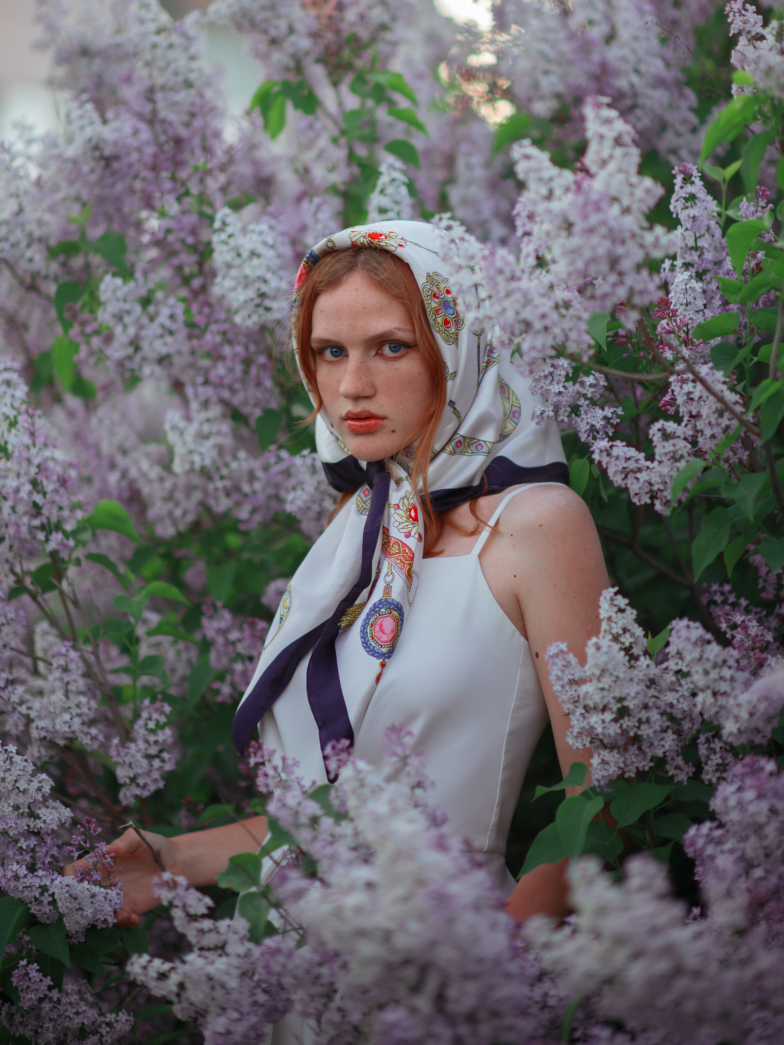 Фотосессия в сиреневых кустах в Севастополе. Ознакомиться с портфолио, уточнить условия и цены можно на сайте или по телефону, указанному в разделе "Контакты"