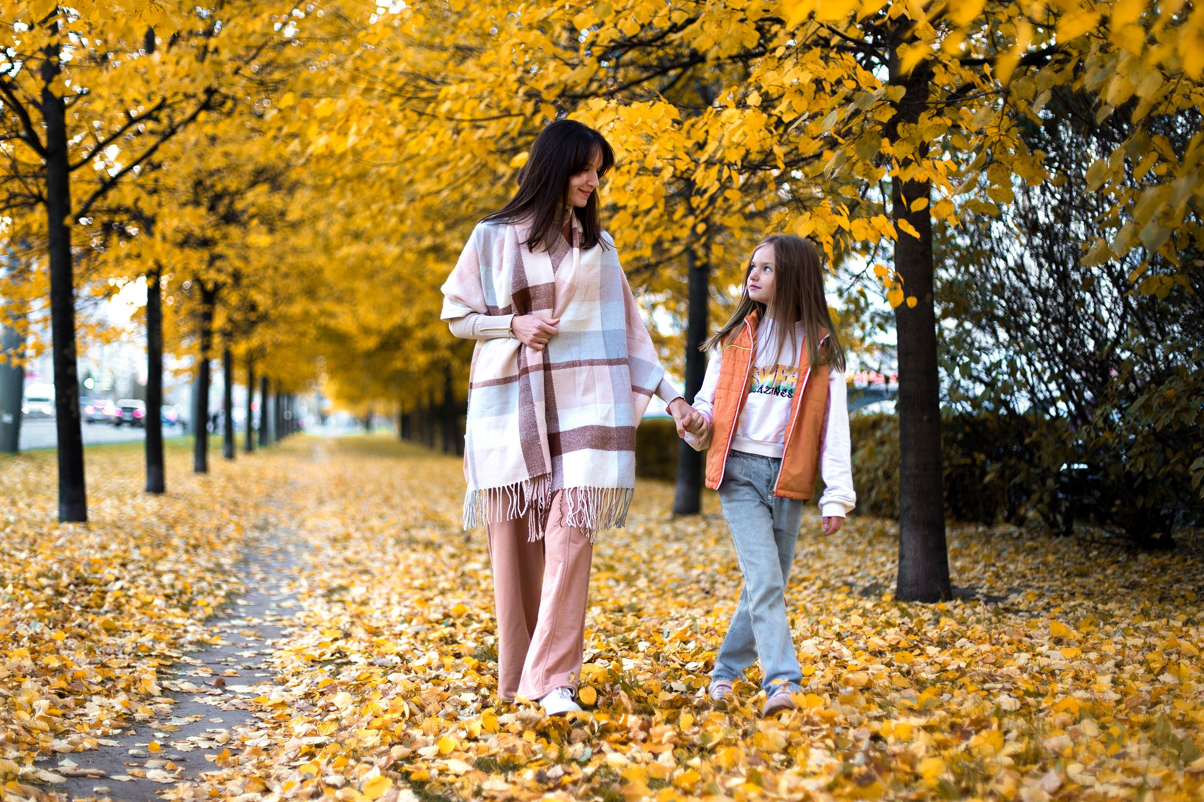 Фотосъемка семейной прогулки золотой осенью. Свадебный и портретный фотограф в Санкт-Петербурге Надежда Чечулина