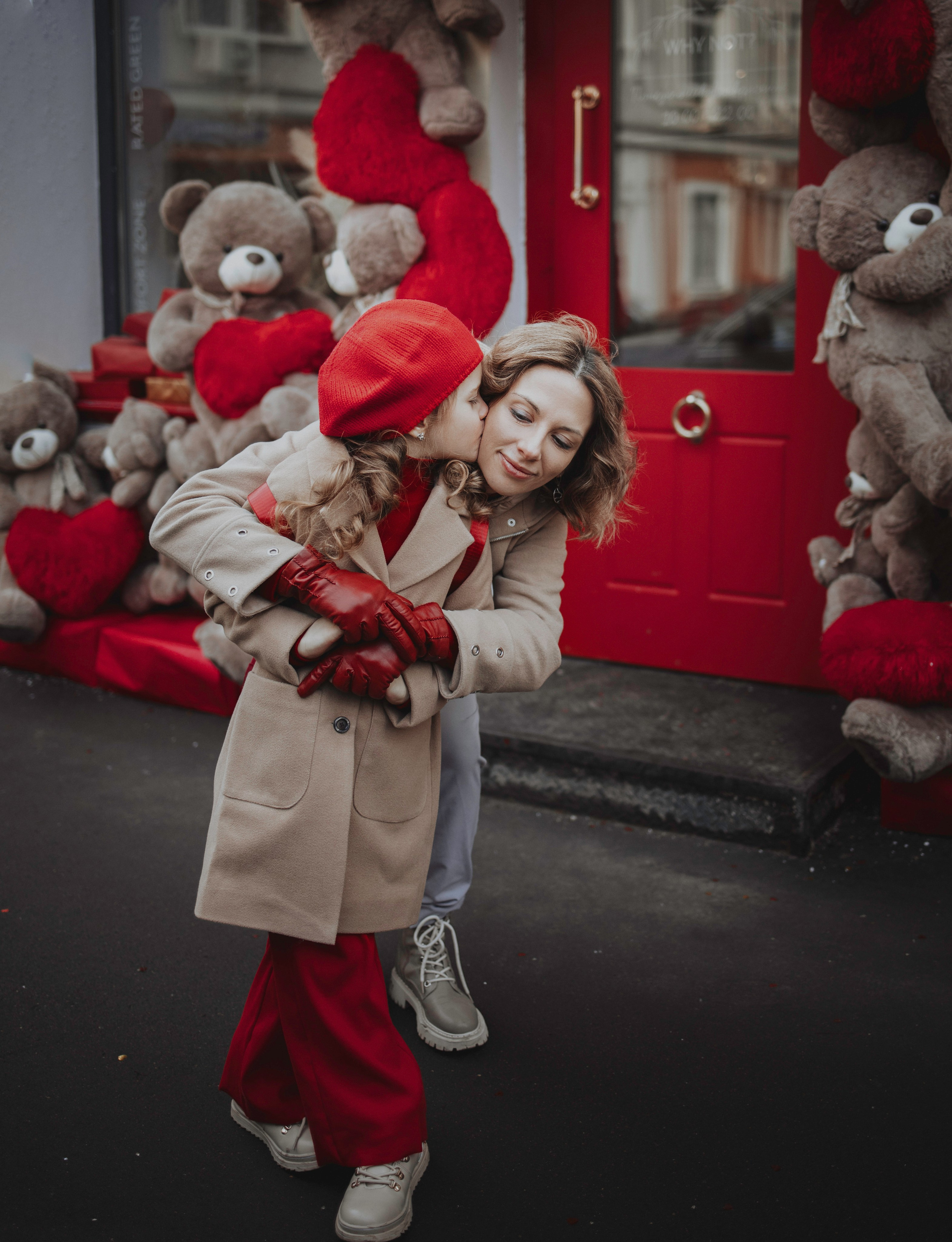 Семейная фотосъемка в Москве для мамы и дочки. Прогулка днем по новогодней Москве украшенной зимними новогодними елками и шарами, красно-бежевая, Третьяковский проезд, Манежная площадь, ГУМ-ярмарка