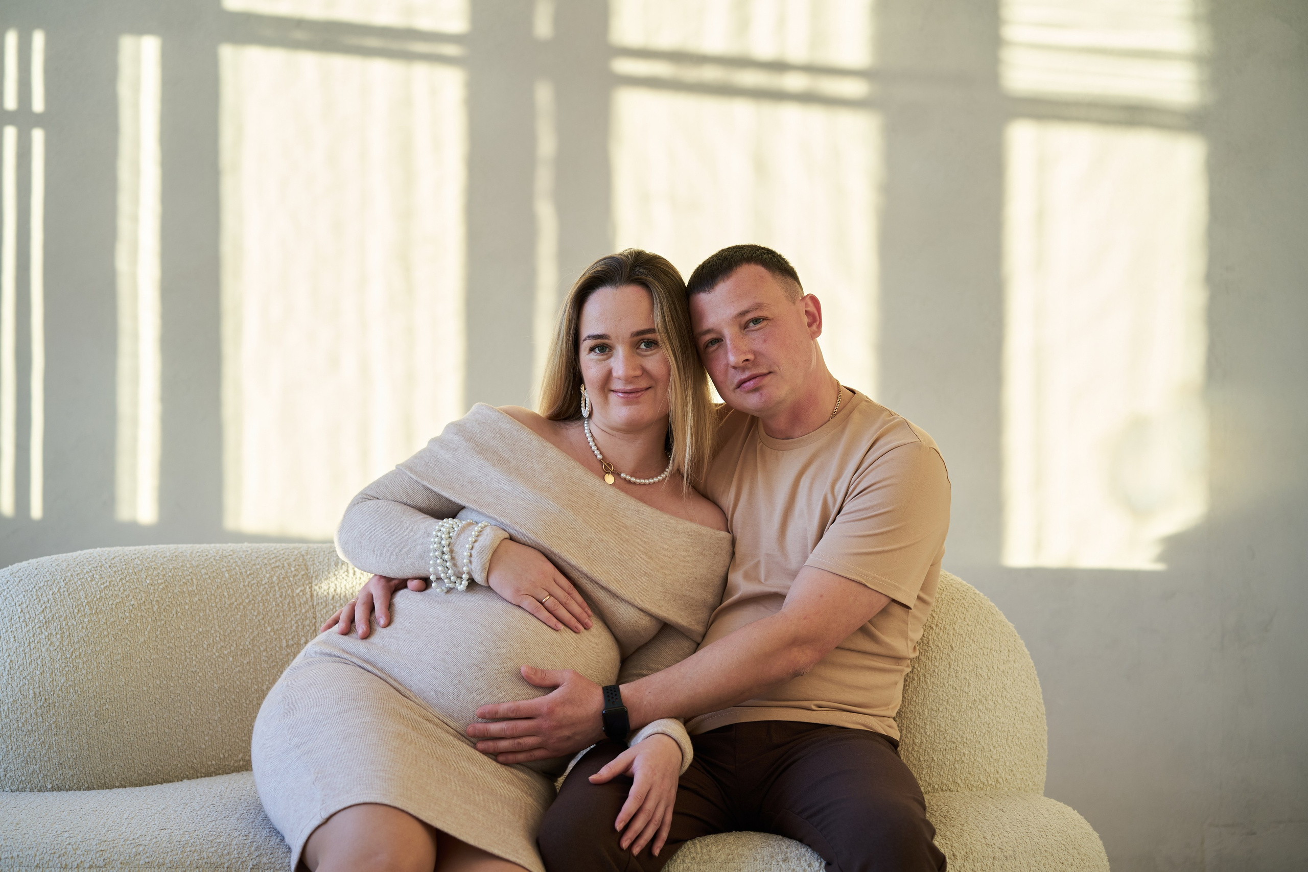 Семейная фотосессия беременность в студии. Фотограф Екатеринбург Кокшарова Александра