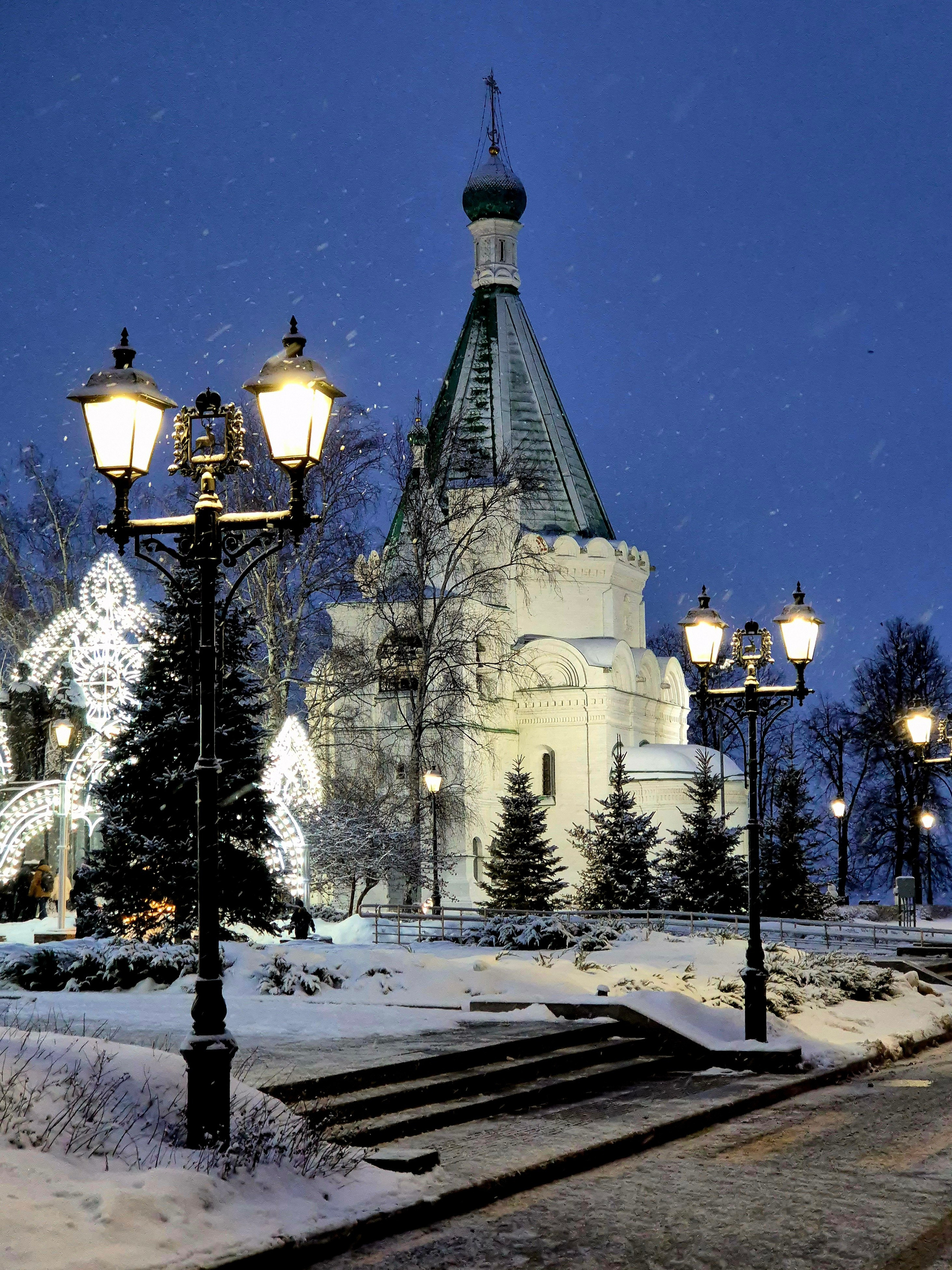 Временами сыпал снегопад, создавая ледяной слой на мокрой земле.