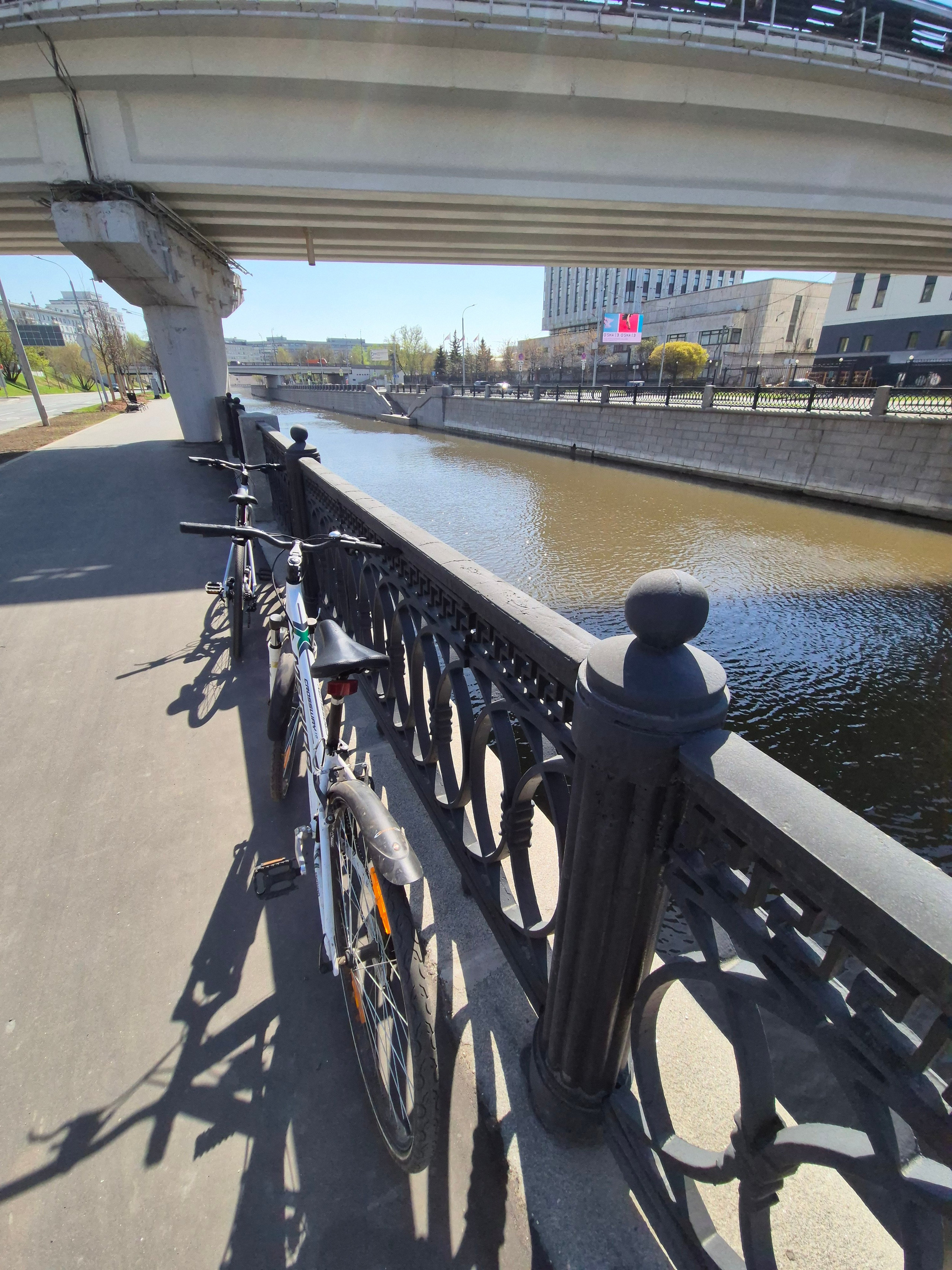 Год шел ремонт, расширяли-расширяли... газон, как выяснилось